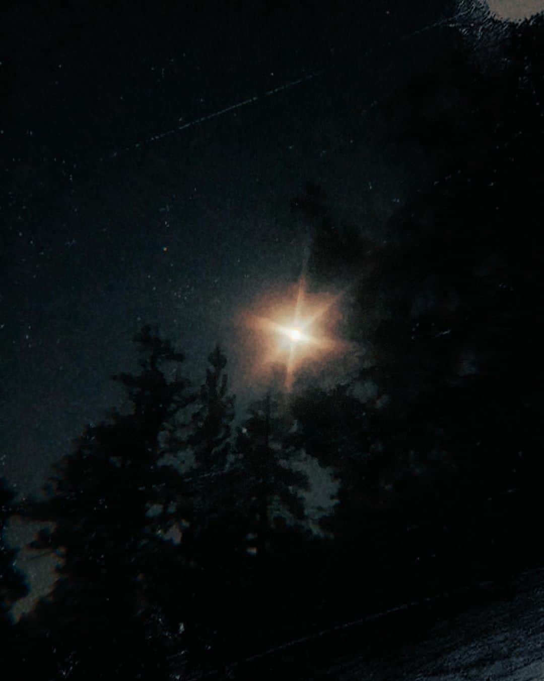 パリス・マイケル・キャサリン・ジャクソンのインスタグラム：「but it's all i’m doing now listening for patterns in the sound of an endless static sea but once the satellite's deceased it blows like garbage through the streets of the night sky to infinity but don't you weep  there is nothing  as lucky as easy or free」