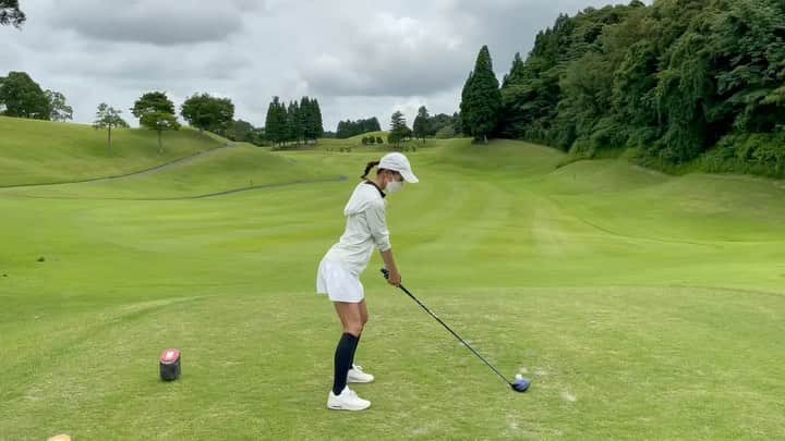 相川友希のインスタグラム：「最近投稿上げてないけどゴルフ行ってないの？ってライブ配信ポコチャで聞かれたので💛 行ってるよーーーゴルフ動画⛳️スイング改造中ーー💛 #ゴルフ　#ポコチャ　#LIVE配信 ゴルフもポコチャも壁にぶつかってまーす。。でもね、楽しい💛 ポコチャやってる人いる？ ゴルフやってる人いる？ 足が曲がってる！！整体いきたいなっ💛」