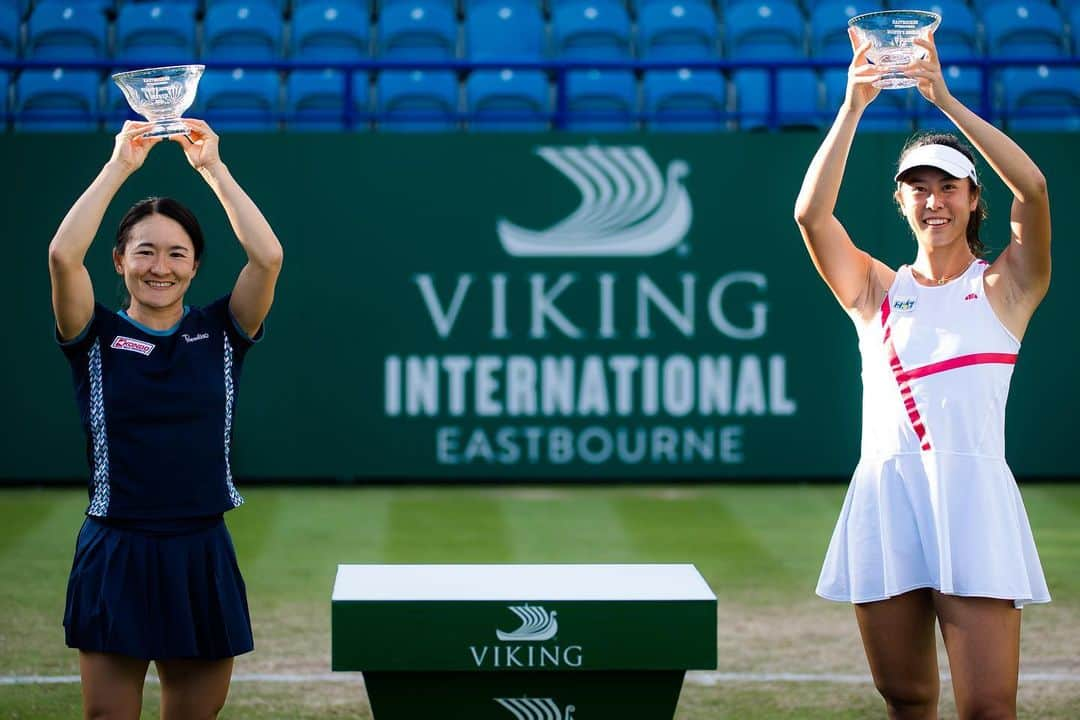 柴原瑛菜さんのインスタグラム写真 - (柴原瑛菜Instagram)「✨A truly unreal week here in Eastbourne winning my first title on grass🌱🎉🏆 #7  Thank you @eastbourneint @wta for an amazing tournament and for the incredible hospitality this week💜 This was definitely one of my favorite tournaments, I can’t wait to be back next year💕  Big thanks to @shuko.aoyama for another great tournament and teaching me how to play on grass🙈😆   🌱英国イーストボーン芝コートで初優勝しました🏆🎉  とても楽しい1週間でした😆 来週から始まるウィンブルドンも引き続き頑張ります💪  皆さんいつも応援ありがとうございます🥰💕  #athlete #sports #professional #tennis #player #enashibahara #wta #ellesse #ellessejapan #yonex #yonexjapan #2021 #asicsjapan #grassseason  #柴原瑛菜 #選手 #プロ #テニス #スポーツ #エレッセ #ヨネックス #芝シーズン」6月27日 6時04分 - enashibs