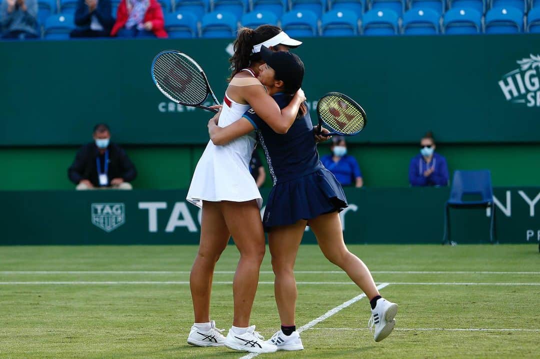 柴原瑛菜さんのインスタグラム写真 - (柴原瑛菜Instagram)「✨A truly unreal week here in Eastbourne winning my first title on grass🌱🎉🏆 #7  Thank you @eastbourneint @wta for an amazing tournament and for the incredible hospitality this week💜 This was definitely one of my favorite tournaments, I can’t wait to be back next year💕  Big thanks to @shuko.aoyama for another great tournament and teaching me how to play on grass🙈😆   🌱英国イーストボーン芝コートで初優勝しました🏆🎉  とても楽しい1週間でした😆 来週から始まるウィンブルドンも引き続き頑張ります💪  皆さんいつも応援ありがとうございます🥰💕  #athlete #sports #professional #tennis #player #enashibahara #wta #ellesse #ellessejapan #yonex #yonexjapan #2021 #asicsjapan #grassseason  #柴原瑛菜 #選手 #プロ #テニス #スポーツ #エレッセ #ヨネックス #芝シーズン」6月27日 6時04分 - enashibs