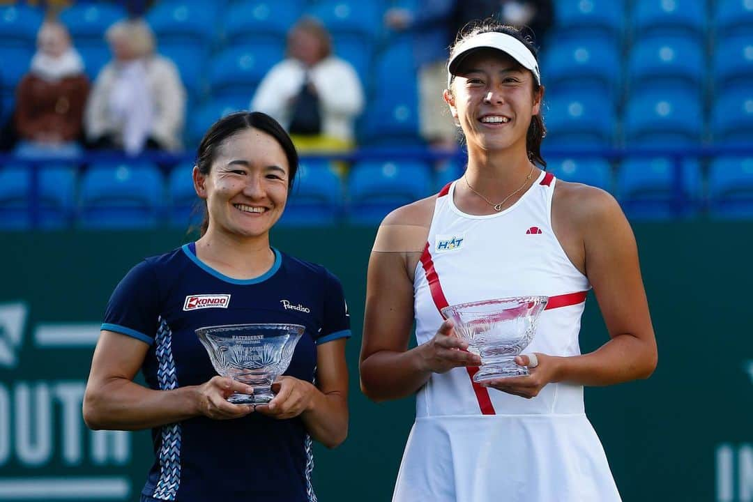 柴原瑛菜のインスタグラム：「✨A truly unreal week here in Eastbourne winning my first title on grass🌱🎉🏆 #7  Thank you @eastbourneint @wta for an amazing tournament and for the incredible hospitality this week💜 This was definitely one of my favorite tournaments, I can’t wait to be back next year💕  Big thanks to @shuko.aoyama for another great tournament and teaching me how to play on grass🙈😆   🌱英国イーストボーン芝コートで初優勝しました🏆🎉  とても楽しい1週間でした😆 来週から始まるウィンブルドンも引き続き頑張ります💪  皆さんいつも応援ありがとうございます🥰💕  #athlete #sports #professional #tennis #player #enashibahara #wta #ellesse #ellessejapan #yonex #yonexjapan #2021 #asicsjapan #grassseason  #柴原瑛菜 #選手 #プロ #テニス #スポーツ #エレッセ #ヨネックス #芝シーズン」