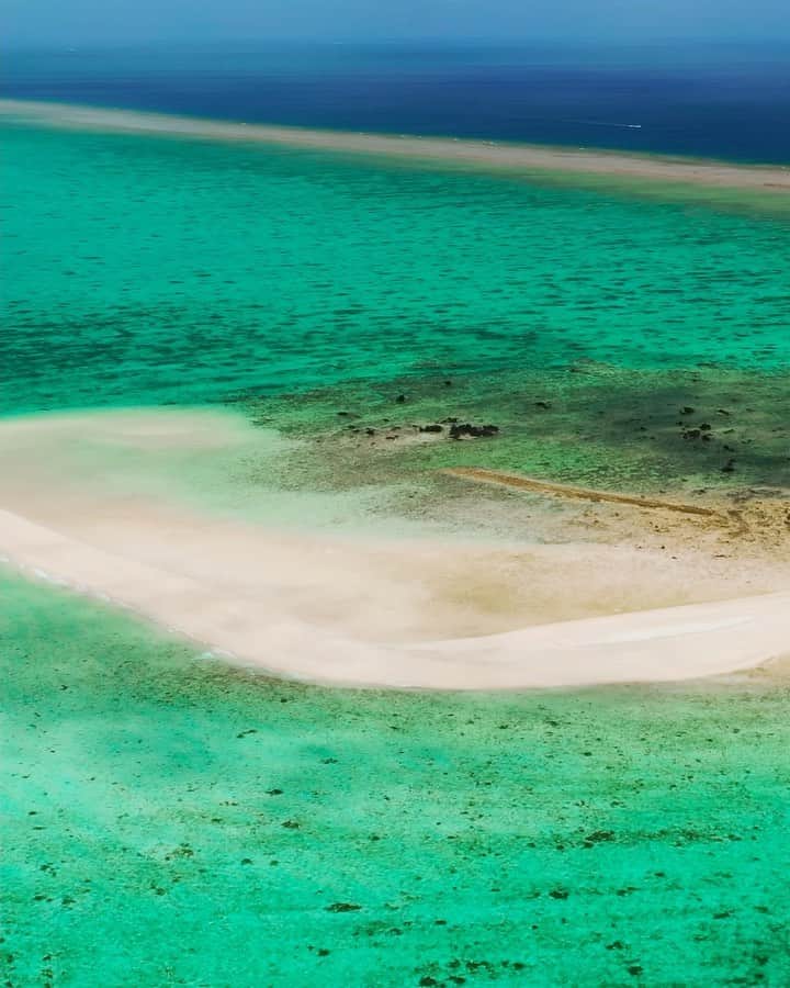 HAIMURUBUSHI はいむるぶしのインスタグラム：「小浜島・はいむるぶしから癒しの風景をお届けします。 干潮時にしか上陸することができない幻の島。 シュノーケルでも有名な観光スポット。 雲の影がはっきり見えるほどの白い砂浜は写真を撮るだけでも楽しめます。 #沖縄 #八重山諸島 #浜島 #幻の島 #海 #風 #波 #楽園 #小浜島 #リゾート #ホテル #はいむるぶし #beach」