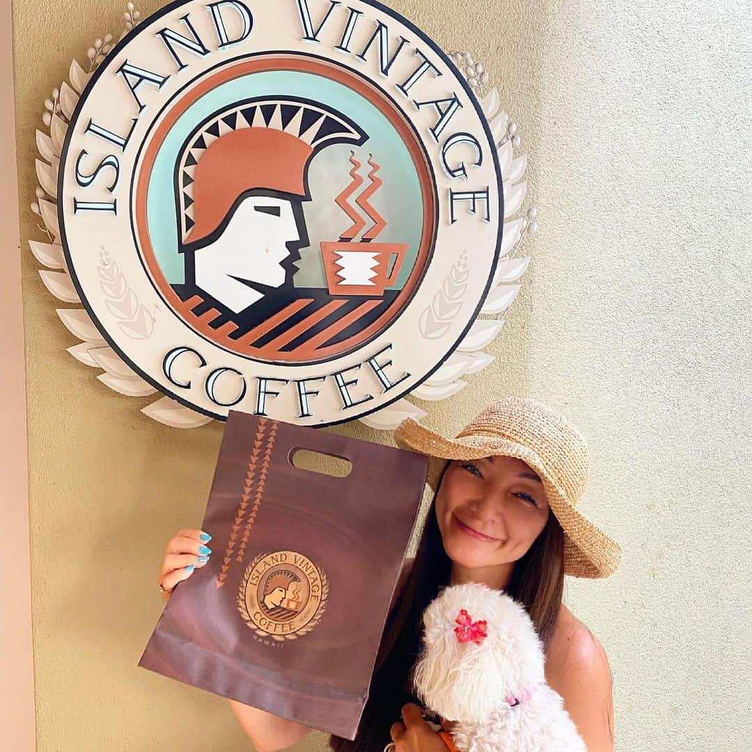 マキ・コニクソンさんのインスタグラム写真 - (マキ・コニクソンInstagram)「午後は大好きな Island Vintage Wine Bar @islandvintagewinebar  でお友達の美穂子ちゃんとランチしました！  ここは何食べても絶対に ハズさないってぐらい美味しい！Yummy!!   和牛バーガー🍔も好きだけど今日は 醤油ポケにブラウンライス。 美穂子ちゃんはスパイシーアヒに白米。 そしてハワイのロコファームから直送した フレッシュマンゴー🥭とライチ！ めちゃくちゃ甘くて美味しかった！😋😋  そして！☝🏼 @thehawaii.official のガチャガチャの 景品用に @islandvintagewinebar  から$50x4名様分のギフトカードを 頂きました！(写真6枚目) 有難い限りです！🙏🏻 皆んな早くハワイに来れるといいな！🌺🌺 イベントの詳細、ガチャガチャの景品など @thehawaii.official を見て下さいね！  私はこれからワイキキPCR検査センターに 陰性証明書の原本を取りに行って来ます！ いよいよ明日 日本🇯🇵へ向けて出発しま〜ぁす！✈️  ハワイから日本に行く時に必要な事を インスタで詳しくお知らせしますね！✍🏻  #ハワイの美味しいお店のおすそ分け🤙🏼  #islandvintagewinebar  #thehawaiibymaki #ハワイを日本に連れて行っちゃいます！ #🌺→🇯🇵」6月27日 12時51分 - makikonikson