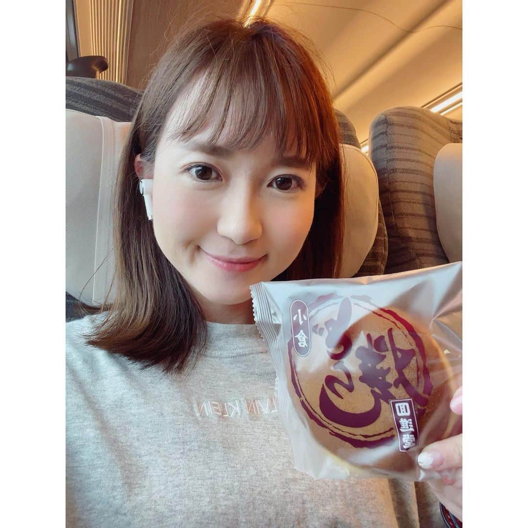 長谷川朋加のインスタグラム：「♡  ✎५⋆*{ はっぴーさんでー } ୨୧-------------------------------- ୨୧  おはようございます☀️ マラソン大会の翌日なのに休日！ マラソン大会の翌日なのに休日！笑  多くの大会は日曜開催で、 翌日は私の場合99.999999%仕事なので、 今日休みなお得感素敵素敵素敵😚🌈  東北希望の襷マラソンは土曜開催 だったからそりゃそうなんですが この感覚的プレミアム伝わるかな☺️  マラソン大会の翌日＝月曜日 という街道を直走ってきたので🙆‍♀️笑  幸せな1日になりそうだーっ！ 今日も楽しくハッピーに♪  🤳帰りの新幹線で食べた奥州のどら  ୨୧ -------------------------------- ୨୧ #やりたい事は全部やる #全力前向き前のめり #走るの大好き」