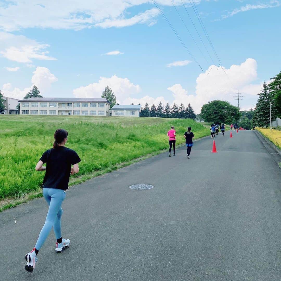 安田美沙子さんのインスタグラム写真 - (安田美沙子Instagram)「昨日は、東北希望の襷マラソンでした🏃‍♀️ 色んな想いを乗せて、1歩1歩を噛み締めながら、北上の美しい土地を走らせて頂きました。 対策は万全に。。。  子供の3キロの部、1キロの部というのがあり、1キロの部では4歳の子と走りました。 とても速くて未来の選手だ！という少年にも出逢えたし、我が子のようなちびっ子達が、可愛くてたまらない。  沢山の希望を背負った子供達が一生懸命走る姿に心を打たれました✨「がんばったらね、かき氷貰えるの！」「何味が好きなの？」 「イチゴ🍓」 また皆んなに会いたいなぁ😭  ハーフ、8キロとあり私は8キロ。みんな笑顔で触れ合えて、心のでハイタッチ🤚 皆さんの最高の笑顔が何よりのパワーです。岩手から襷を福島に繋ぐ。。。 6県全て走り終える時には、とてつもない感動が待っていると思います。  里芋とアスパラの入っている北上コロッケも美味しかった✨北上の美味しいお野菜もお土産に。。  大好きな場所になりました。 皆さん、暑い中お疲れ様でした！ 素晴らしいラン、襷をありがとうございます。 またお会いしましょうね☺️🌈  #東北希望の襷マラソン」6月27日 7時51分 - yasuda_misako