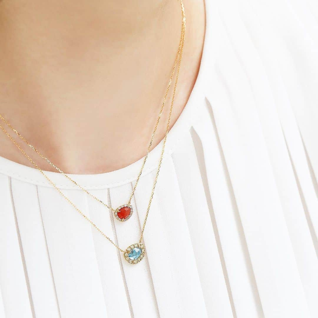 ヴァンドーム青山さんのインスタグラム写真 - (ヴァンドーム青山Instagram)「. 【 color stone necklace 】 カラーストーン表面に施したランダムカットで、波のゆらめきを表現したネックレスをレイヤード。 瑞々しく輝くカラーストーンが、デコルテを華やかに演出します。  #vendomeaoyama  #ヴァンドーム青山 #newarrivals #necklace #ネックレス #カーネリアン #ブルートパーズ #数量限定 #jewelry #accessory #ジュエリーコーディネート  #ご褒美ジュエリー #記念日ジュエリー」6月27日 10時07分 - vendomeaoyama_official