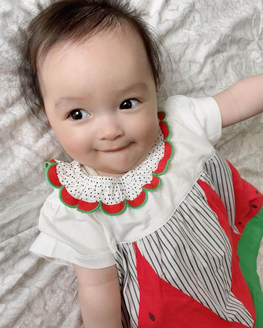 アレクサンダーのインスタグラム：「おはようスイカ🍉だよ❤️ お家dayかな？ うひひひ❤️  #スイカ #赤ちゃん #baby」