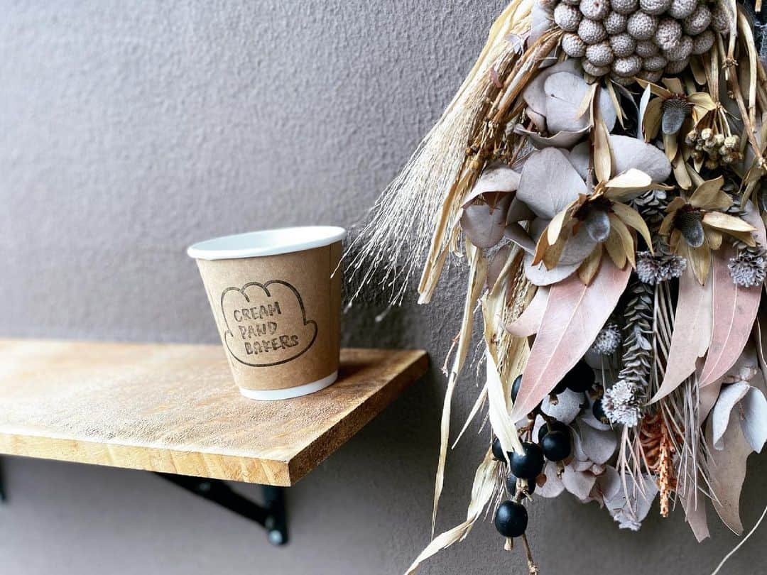 松田岳さんのインスタグラム写真 - (松田岳Instagram)「劇場近くのコーヒー屋さん お店の方がとても素敵で 毎朝の楽しみでした  コーヒーを頂くと 元気が体の芯からわいてきて 信じられないくらいいい香りで これからの公演へと向かっていける まさに大地の恵みです  #coffee #coffeeshop  #coffeelover  #jojo #creampandbakers」6月27日 10時44分 - matsuda.gaku