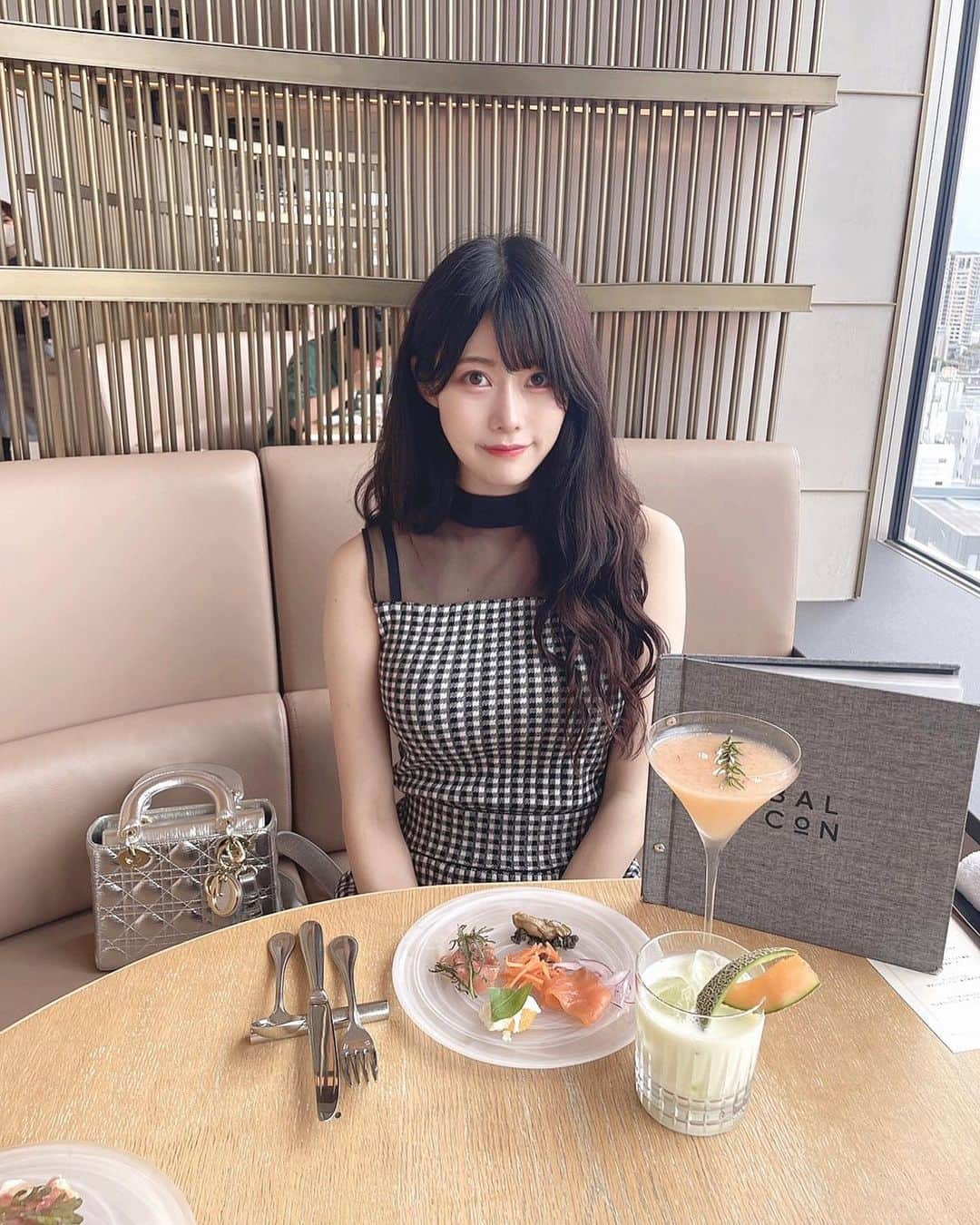 桃里れあさんのインスタグラム写真 - (桃里れあInstagram)「Balcon Tokyo / 三井ガーデンホテル六本木プレミア @balcon_tokyo  ・ ・ 最上階14階でフレンチランチ🍽 しっかりお腹いっぱいになるコース☺︎✨ 夜景は綺麗だろうな〜🥰ディナーでも行ってみたい✨ ・ ・ 今度はテラス席でも食事したいな❤︎ ・ ・ 選べるメインとデザート🍰 メインは豚のグリル、デザートはガトーショコラ！ チーズケーキと迷いました🥺 ・ ・ 🍽 course menu 人参のラペ　ラディッシュ　サンダニエーレ生ハム　牡蠣　ブッファラとオレンジ 男爵芋と淡路玉葱　クリームチーズのヴィシソワーズ さつま香潤豚のグリル　有機マッシュルームのヴェルシー イチジクとヘーゼルナッツのガトーショコラ ・ ・ BALCÓN TOKYO（バルコン・トーキョー） 住所 〒106-0032  東京都港区六本木3-15-17　三井ガーデンホテル六本木プレミア 14階 営業時間 BREAKFAST 6:30～10:30（L.O. 10:00） LUNCH 11:30～16:00（土日祝日のみ） DINNER 17:00-23:00 NIGHT 23:00-26:00（L.O. 25:00） 全席終日禁煙 定休日 不定休 交通手段 東京メトロ日比谷線・都営地下鉄大江戸線 「六本木」駅 5番出口より 徒歩約5分 東京メトロ南北線 「六本木一丁目」駅より 徒歩約7分  ・ ・ #三井ガーデンホテル #六本木ランチ #六本木カフェ #六本木グルメ #六本木 #ホテルランチ #ホテル女子会 #おしゃれカフェ #バルコン東京 #balcontokyo #roppongi #cafestagram #카페　#카페투어　#카페스타그램　#맛집」6月27日 22時03分 - rea_momosato