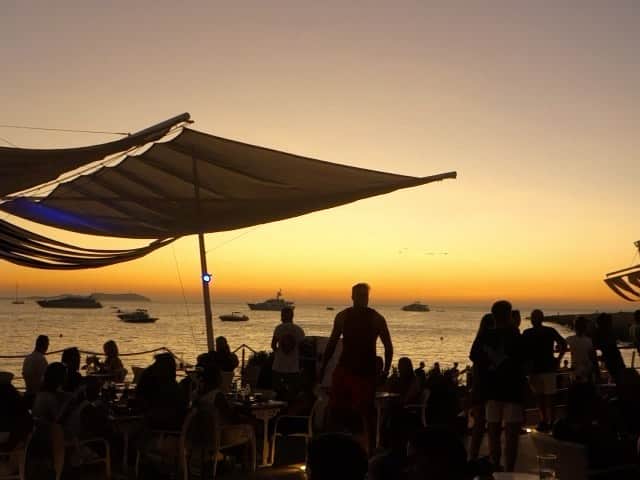 DJ DAIKI（若林大輝）のインスタグラム：「#スペイン #イビサ島 #世界一のサンセットバー . スペインのバレアレス諸島の 地中海に浮かぶ パーティーアイランドイビサ島。 . イビサはクラブやパーティーだけでなく 美しいサンセットも有名で 『Cafe del Mar』は 世界一のサンセットカフェ＆バーで 僕が世界46カ国150都市以上 周った中でもお気に入りのスポット。 . ここは気づけば10年間毎年通っていて 心地よい海風を浴びながら フルーツいっぱい入ったサングリアを片手に 仲間たちとDJと音楽を楽しみ 感動的なサンセットを眺める。 夏の楽しみの1つ。 . 今年はイビサ行けるかな🤔」