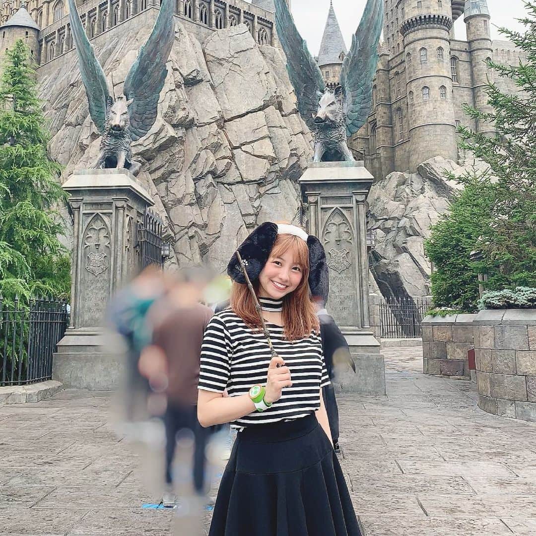 池田愛のインスタグラム：「小雨も時々降りましたが、午後から晴れて久々のユニバも満喫しました！  杖は持参したよ(∩＾ω＾)⊃━✨✨  新エリアのスーパー・ニンテンドー・ワールドも楽しくて最高でした🍄  映画の世界にとことん入れるのが楽しいです！ だけど、大きい音とか動きが激しいのはちょっと苦手でした😅 ・ ・ ・ ・  #ユニバ  #ユニバーサルスタジオジャパン  #usj  #スヌーピー  #スヌーピーコーデ  #ハリーポッター  #大阪観光」