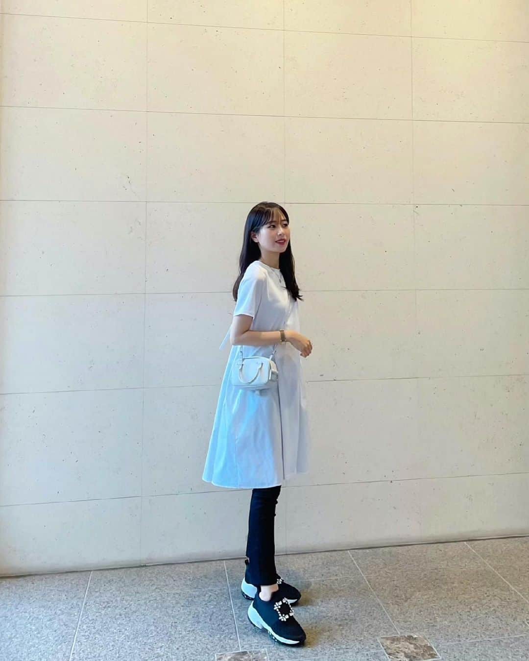 ハンナミのインスタグラム：「머리색 톤다운 했어용 ☘️ 髪色かなり暗くしました ♡  週1で着てる 楽ちんワンピース 🦢🤍 ブラックと2色展開です :)  onepiece #eneu denim #motherdenim bag #delvaux shoes #rogervivier」