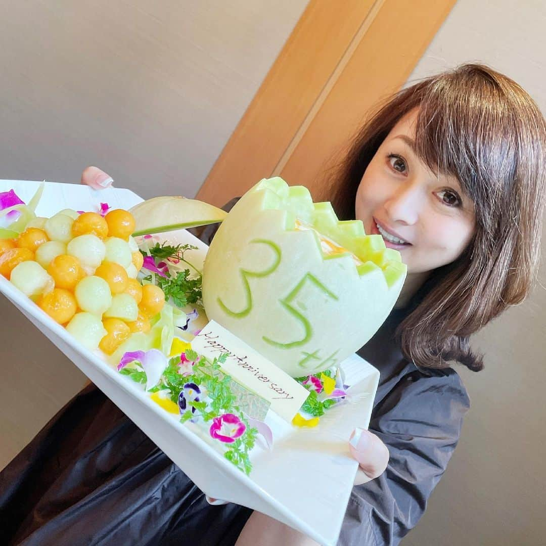 渡辺美奈代さんのインスタグラム写真 - (渡辺美奈代Instagram)「7月16日 ソロデビュー35周年  皆さんの応援のお陰で 35周年を迎える事が出来ます  心より感謝申し上げます😊  #渡辺美奈代 #7月16日 #瞳に約束 #ありがとう  #心より感謝申し上げます」6月27日 20時57分 - watanabe_minayo