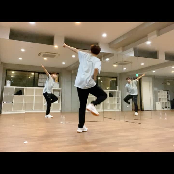 のインスタグラム：「Dreaming Night🌙  この楽曲は明るいのに儚い雰囲気が 上品なJO1さんのイメージに合っていて本当に大好きです🩵 河野純喜さんの魂のこもった歌声がかっこよすぎます…  #JO1 #DreamingNight #🌱」