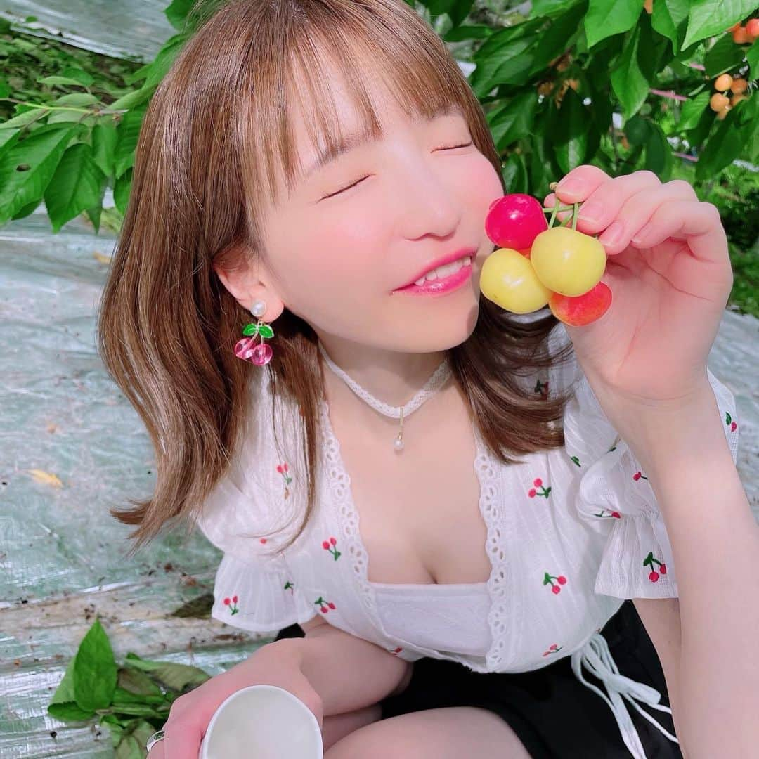 もえのあずきさんのインスタグラム写真 - (もえのあずきInstagram)「さくらんぼ狩り🍒 #さくらんぼ狩り#さくらんぼ#フルーツ狩り#フルーツ部#フルーツ大好き#もえあず#さくらんぼコーデ#大食い#エラバレシ#大食い女子 #食べ放題#フルーツ食べ放題#さくらんぼ食べ放題」6月27日 21時08分 - moeazukitty