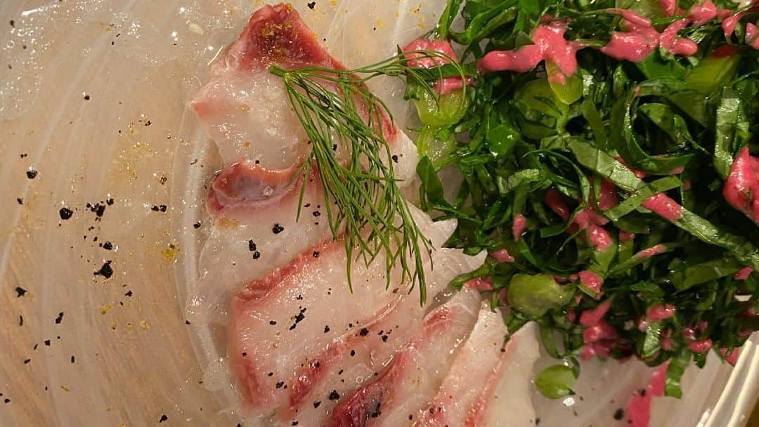 keitaさんのインスタグラム写真 - (keitaInstagram)「恵比寿に新しくオープンした、 @fishmarketebisu   その名の通り すごく魚に特化していて 豊洲市場から朝一で仕入れた新鮮な魚を食べられる フィッシュマーケット🐟 . 一枚目の名物、 シーフードバーニャカウダーはインパクトもさることながら味も抜群で魚介をソースに付けるのは新しくて、美味😌 . その他の料理も、どれもこれも抜群においしくて、ただただ魚を食べるというより、一工夫されていて、また食べたい食べたくなる味でした🦞 . #fishmarketebisu #恵比寿グルメ #シーフードバーニャカウダー」6月27日 21時10分 - keeeetaa