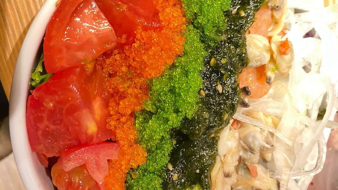 keitaさんのインスタグラム写真 - (keitaInstagram)「恵比寿に新しくオープンした、 @fishmarketebisu   その名の通り すごく魚に特化していて 豊洲市場から朝一で仕入れた新鮮な魚を食べられる フィッシュマーケット🐟 . 一枚目の名物、 シーフードバーニャカウダーはインパクトもさることながら味も抜群で魚介をソースに付けるのは新しくて、美味😌 . その他の料理も、どれもこれも抜群においしくて、ただただ魚を食べるというより、一工夫されていて、また食べたい食べたくなる味でした🦞 . #fishmarketebisu #恵比寿グルメ #シーフードバーニャカウダー」6月27日 21時10分 - keeeetaa