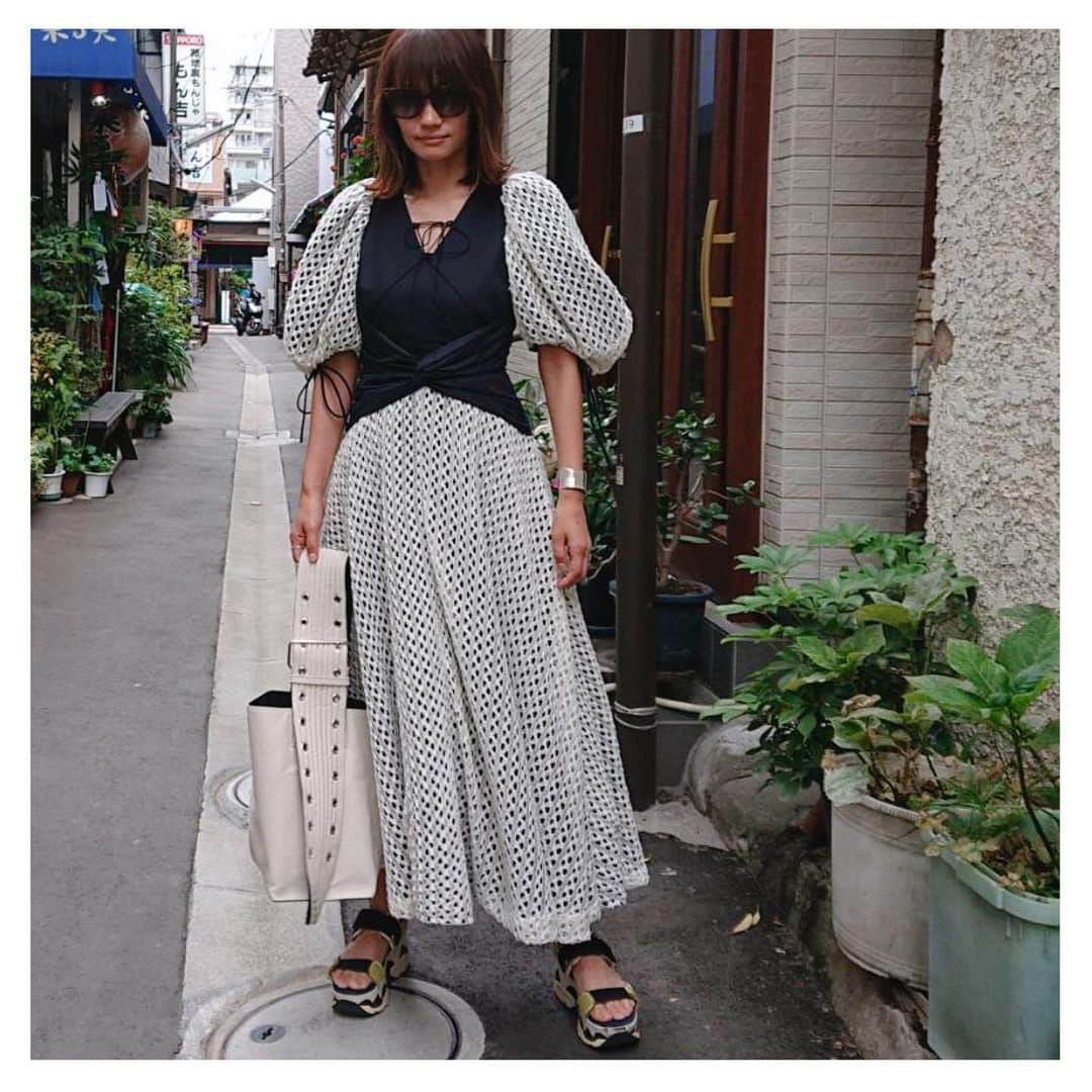 井関かおりさんのインスタグラム写真 - (井関かおりInstagram)「甘いワンピースはスポサンで外して^_^  onepiece: #rokh bag: #jilsander  shoes: #marni   #着回し  #パフスリーブ  #ワンピース #モノトーンコーデ」6月27日 21時11分 - isekikaori_kimawashi