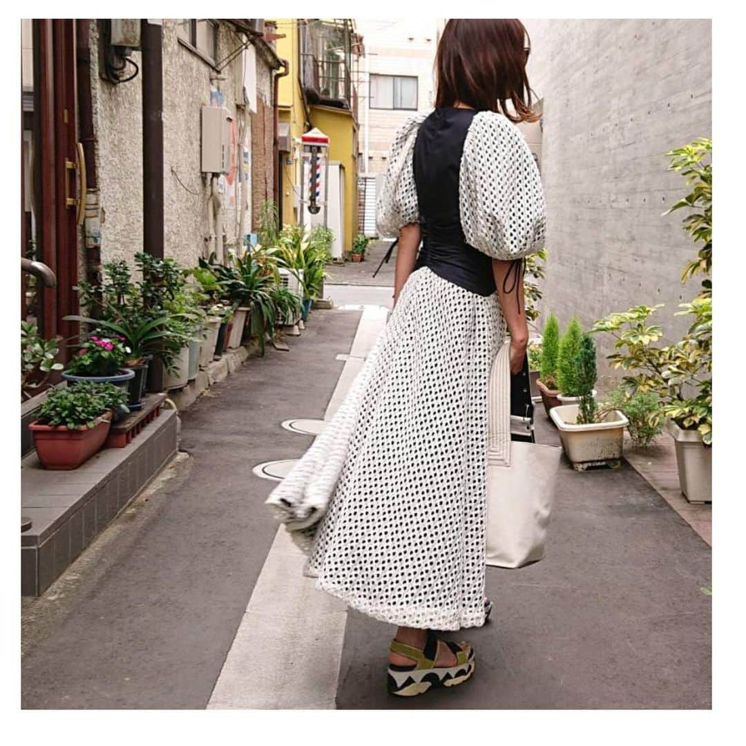 井関かおりさんのインスタグラム写真 - (井関かおりInstagram)「甘いワンピースはスポサンで外して^_^  onepiece: #rokh bag: #jilsander  shoes: #marni   #着回し  #パフスリーブ  #ワンピース #モノトーンコーデ」6月27日 21時11分 - isekikaori_kimawashi