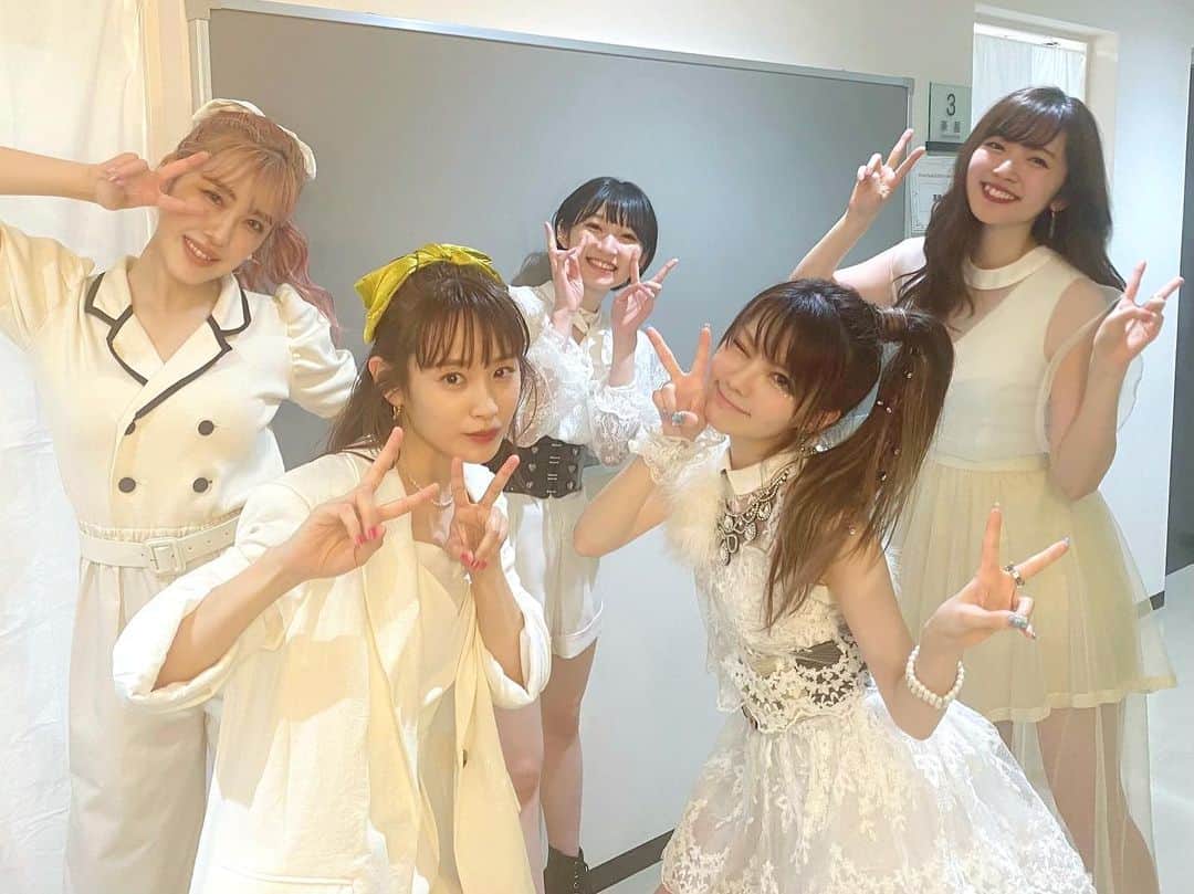 のインスタグラム：「. きのう、今日と #MSMW ライブでした🎤💕 来てくださったみなさん本当にありがとう。 めちゃくちゃ楽しかったなぁぁぁぁ  ブログには書いたけど きのうは 愛ちゃんがゲストやったけんHigh-KingのC＼Cを 写真1枚目のメンバーでやったり 全員曲で女と男のララバイゲーム歌ったり懐かしい曲たくさんやったな☺️  そして今日は 仙台公演で 石田亜佑美ちゃんがゲストで来てくれて2人でモーニング娘。メドレーしたり PINKCRES.がMSMW最後の日やったけん、みんなでピンクの曲 歌ったりね。  いろんな感情になれた2日間でした🌸  私もこれからは舞台信長の野望と ミュージカル赤毛のアンが続くのでMSMWは、いっときお休みやけど ファンの皆さんとまたライブで会えるの楽しみにしとくね🥰  このご時世の中、そして声も出せん中 ライブに来る事を選択してくれてありがとう。 今日のサイリウムくるくる〜は 感動した！！！！！！  よーしっっ これからもみんなのためにお仕事頑張る✊🏻😆 ・‥…━━━☞・‥…━━━☞ #ライブ #戸田 #仙台 #photo #Instagram #instagramjapan」
