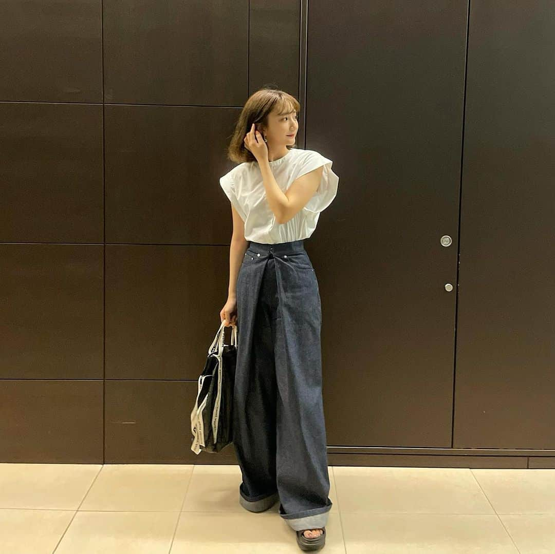 大江穂乃佳のインスタグラム：「. 休日服🤍💙 #jhonlawrencesullivan #unitedarrows #私服」