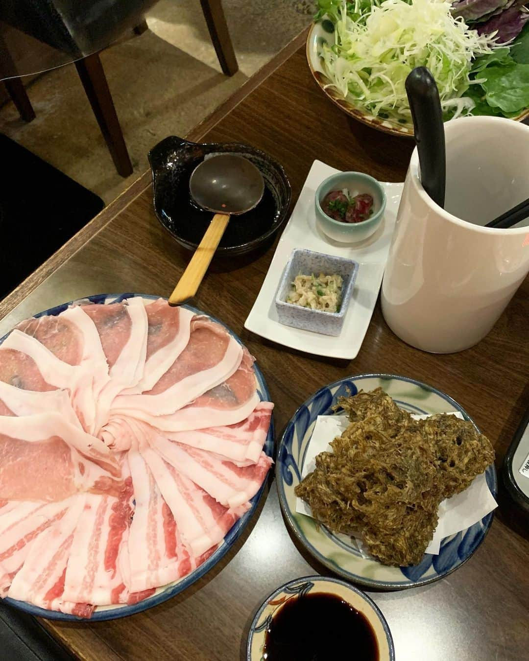 松林裕香のインスタグラム：「. お出汁が美味しいアグー豚のしゃぶしゃぶ🐷 恩納村にある【かふぅ】 人気店だから予約必須だよー👍 もずくの天ぷらは牡蠣フライみたいな味がした🤭❤️ . #恩納村#しゃぶしゃぶ#アグー豚#沖縄#かふぅ」