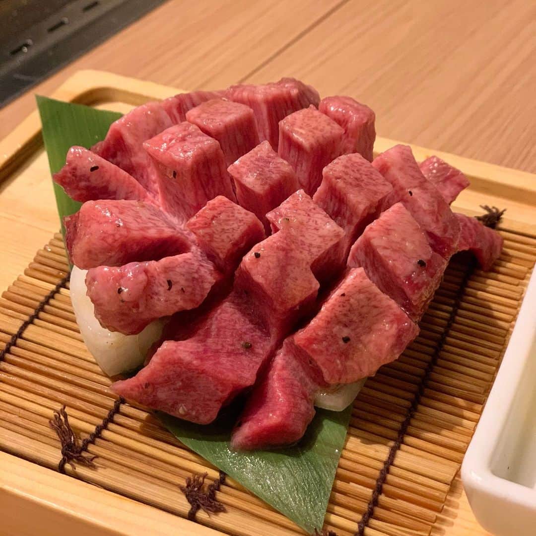 吉川ちえさんのインスタグラム写真 - (吉川ちえInstagram)「【🥩💗🥩💗🥩💗】 . 肉の十段盛りが有名✨な六本木にある ✅熟成焼肉 肉源( @nikugen_official )に行ってきたよ🙆‍♀️💕 . とにかくこの十段盛りは かなりインスタ映え👏❤️ 上から順に階段を下ってくイメージ🚶‍♂️で 食べていくんだけど色んな部位のお肉🥩を 食べれるから楽しいし美味しかったよ🐰⭐ . 他にも希少価値が高いタン👅や 予約限定の玉手箱の葱巻きタンもうまかった~✌️💗 . #肉源 #肉源六本木 #六本木焼肉 #熟成焼肉 #東京焼肉 #葱巻き牛タン #個室焼肉 #予約限定 #pr」6月27日 21時57分 - yoshikawachie_16