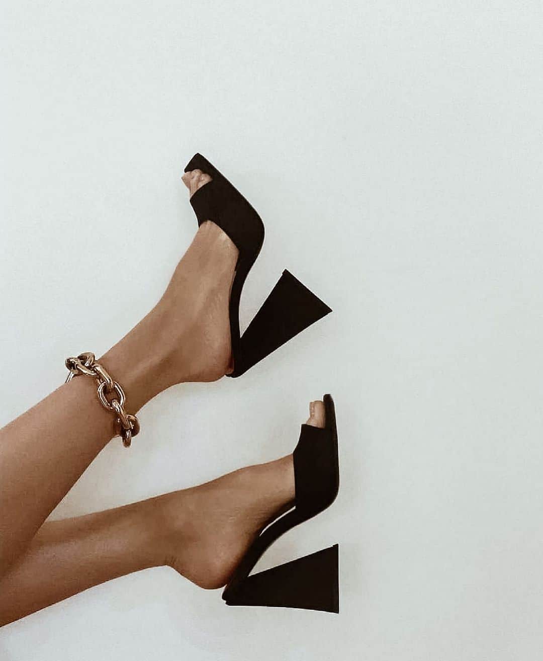 福井仁美さんのインスタグラム写真 - (福井仁美Instagram)「Sexy heels @the_attico   最近買った 靴づれ耐えた後の、超がつくほどお気に入り👠 @restirofficial   #theattico #heels」6月27日 13時01分 - hitton28