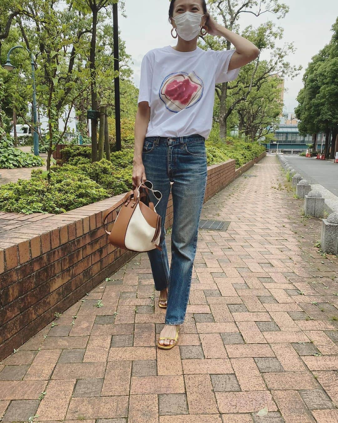 榮倉奈々さんのインスタグラム写真 - (榮倉奈々Instagram)「お腹すく🍞🍓🤤  T-shirt & bag @LOEWE #LOEWEhammock」6月27日 13時08分 - nana_eikura