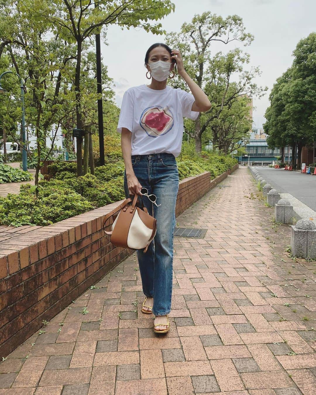 榮倉奈々さんのインスタグラム写真 - (榮倉奈々Instagram)「お腹すく🍞🍓🤤  T-shirt & bag @LOEWE #LOEWEhammock」6月27日 13時08分 - nana_eikura