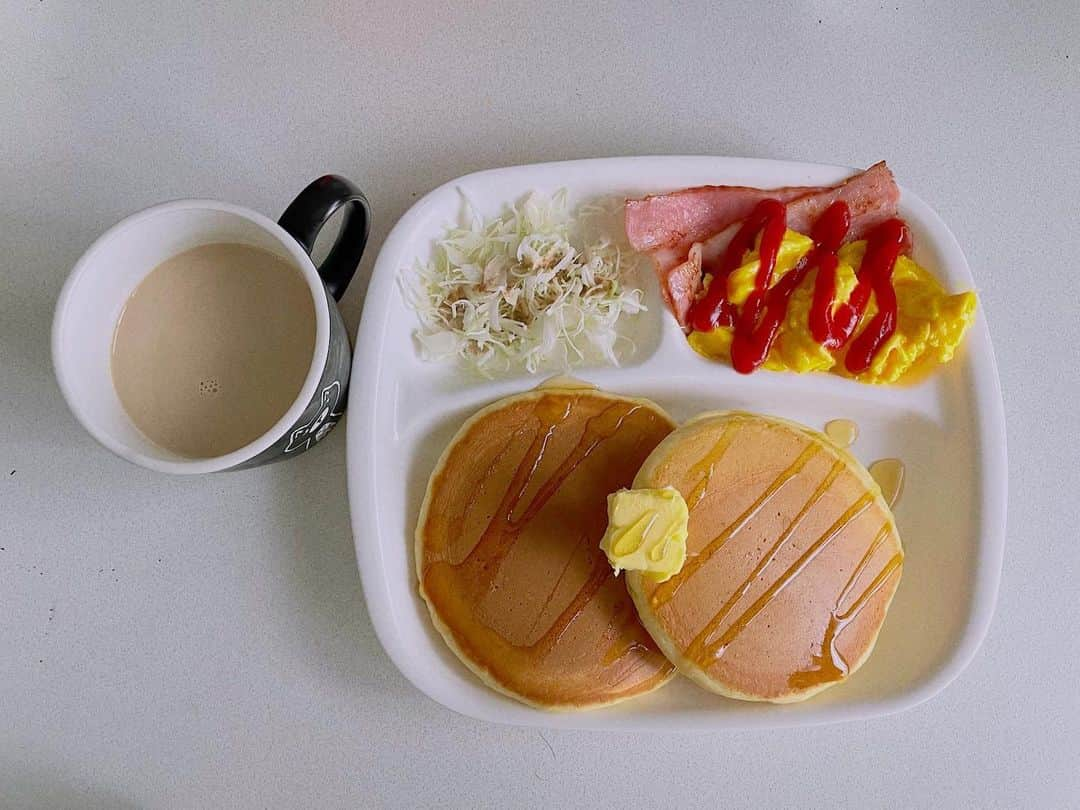 茂木忍のインスタグラム：「🥞🥚🥓🥗☕️」