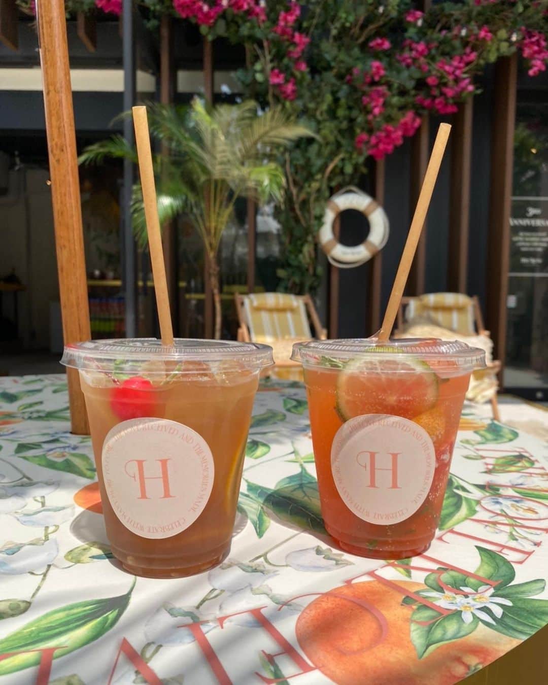 小嶋陽菜さんのインスタグラム写真 - (小嶋陽菜Instagram)「今回も会場にカフェスペースを作りました🧡天気が良い日はビーチクラブで過ごしているみたいに気持ちが良いの。珍しい色の蝶々も飛んできてた🥺🦋✨✨✨  #herlipto #HLTparadisefound」6月27日 13時54分 - nyanchan22