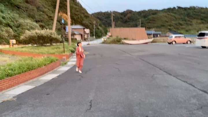 Negiccoのインスタグラム：「2021年カレンダー撮影の ひとこま。 佐渡の夕日。  #Negicco」
