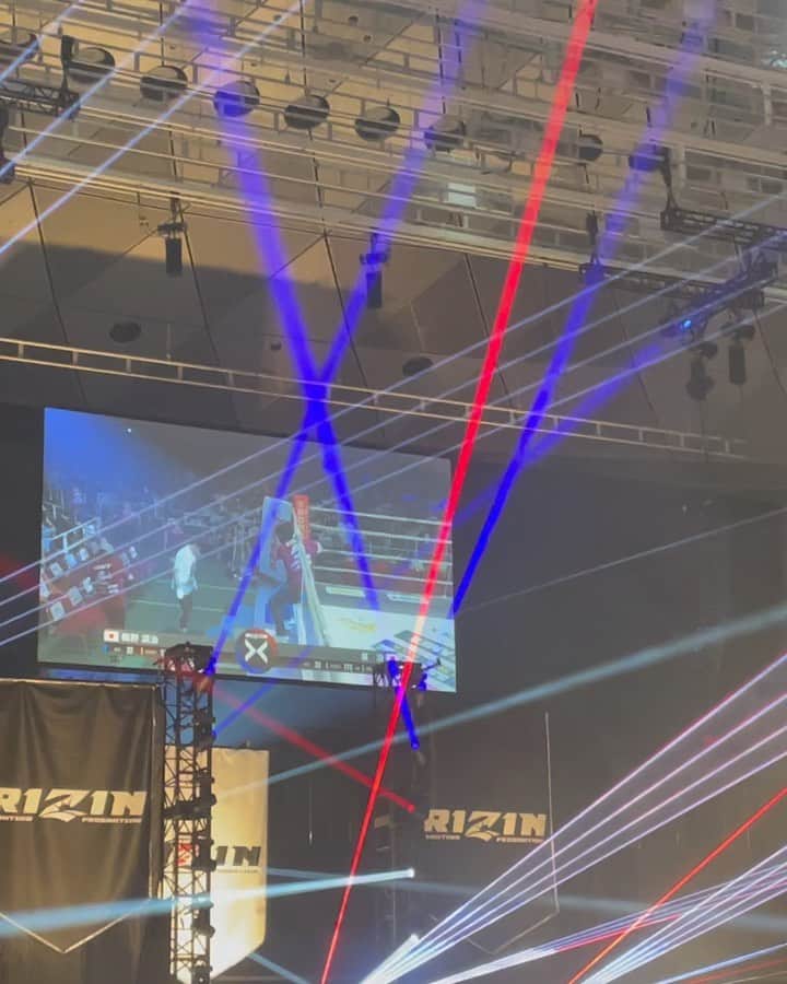 内山高志のインスタグラム：「大阪来ました！  RIZIN見てます^_^  皇治頑張れ👊  #大阪 #RIZIN #皇治」