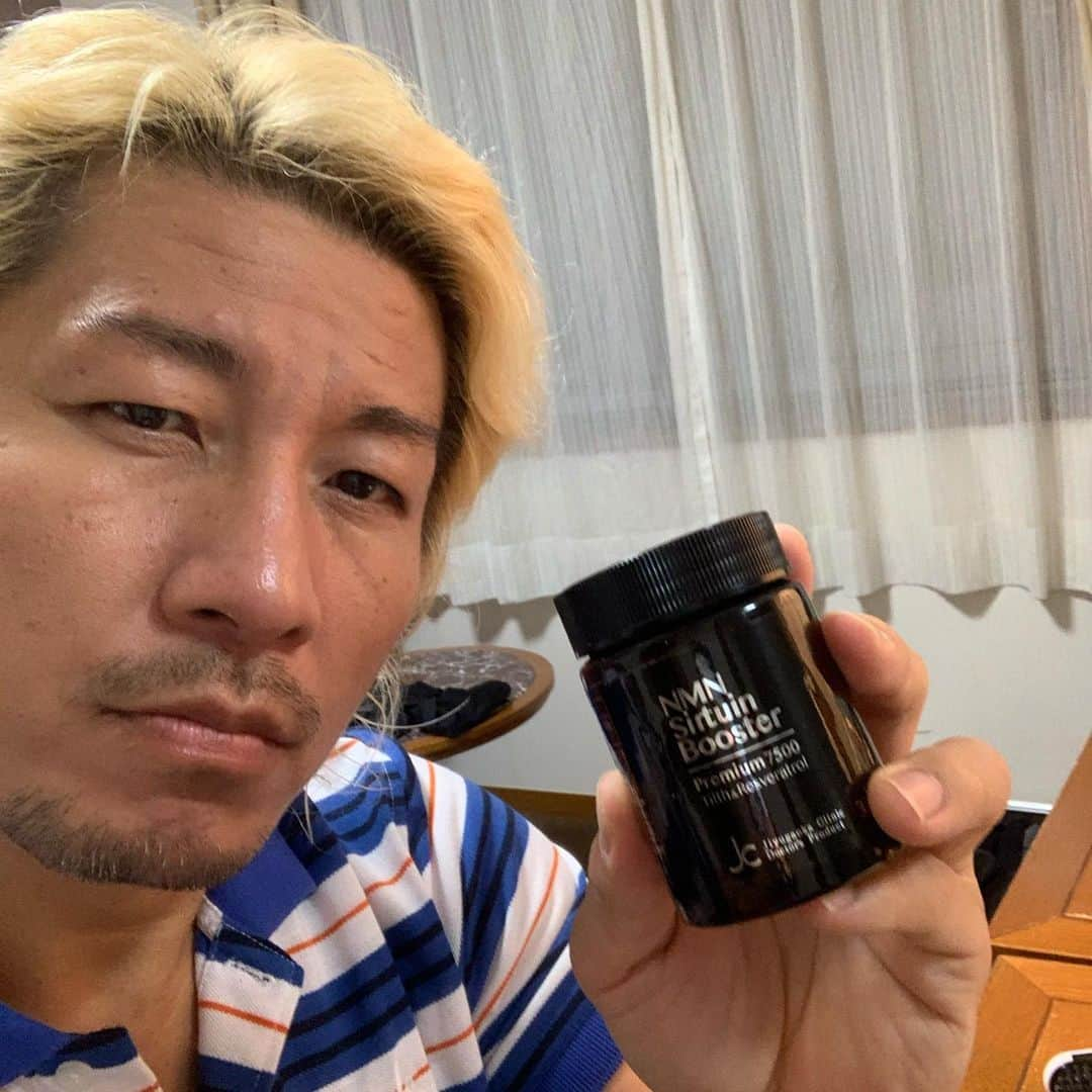 高橋裕二郎のインスタグラム：「友人の薦めで、細胞を若返らせる成分NMNが入っているサプリメントを飲み始めることに。 普段、サプリメントなど他の人に薦めることはしませんが、このNMNサーチュインブースターだけは、今まで摂ってきたサプリメントとはモノが違う、、 40歳の私が、20歳の頃に戻ったような感覚に、、  #NMNサーチュインブースター #自由が丘クリニック #NMN」