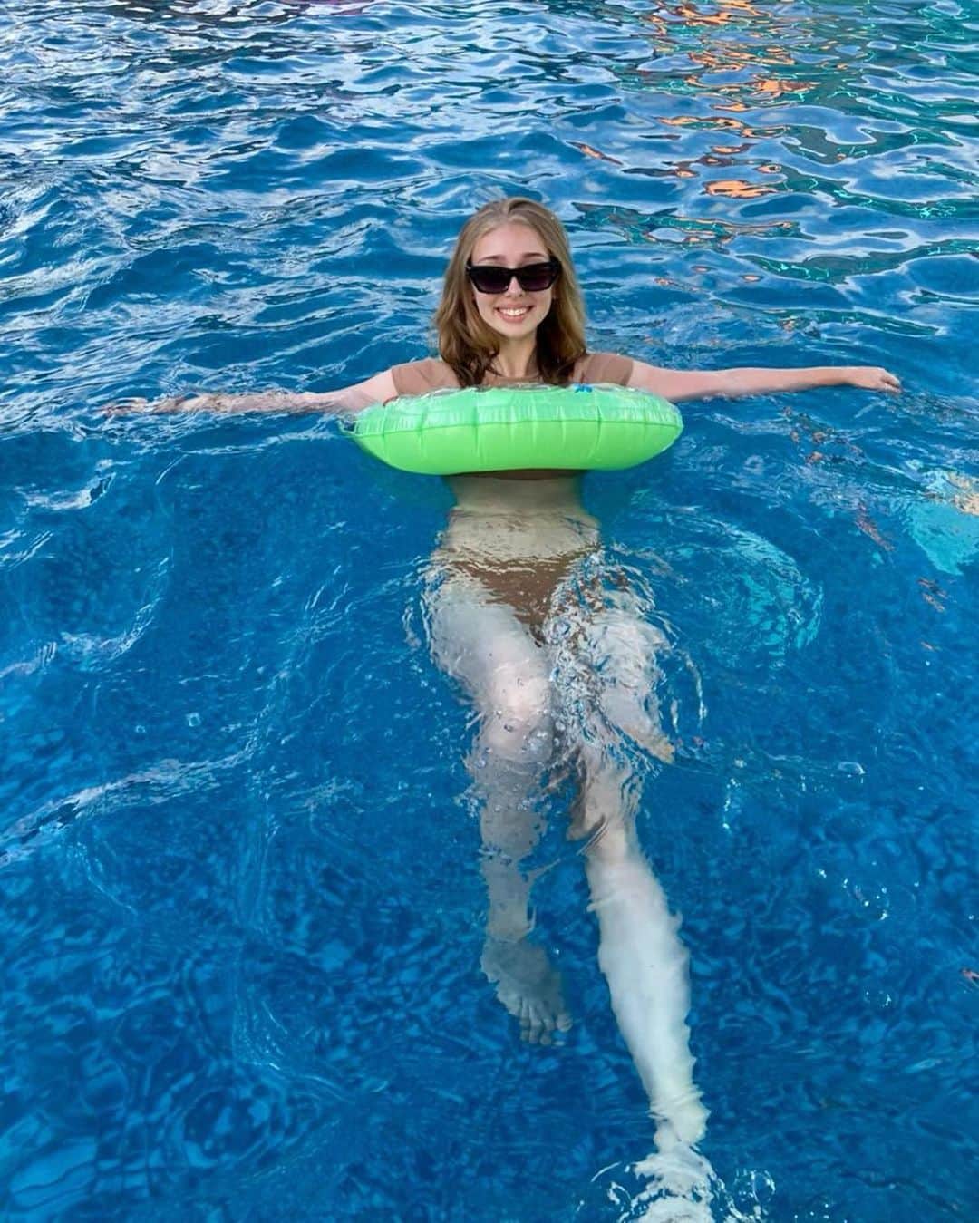 アリサ・ロスコのインスタグラム：「Lmao   I couldn't swim🦦」