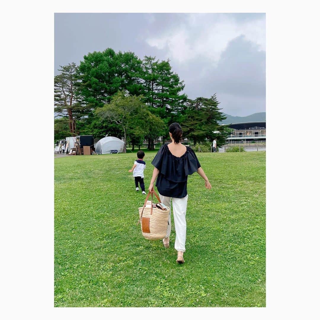 秋元玲奈さんのインスタグラム写真 - (秋元玲奈Instagram)「捕まえるのも一苦労なお年頃です、、。うっかり芝生を駆け回り、自分の体力の衰えを痛感🥲  #3歳児 #果てしない体力 #息子と遊ぶ #momoutfit」6月27日 15時14分 - rena_akimoto
