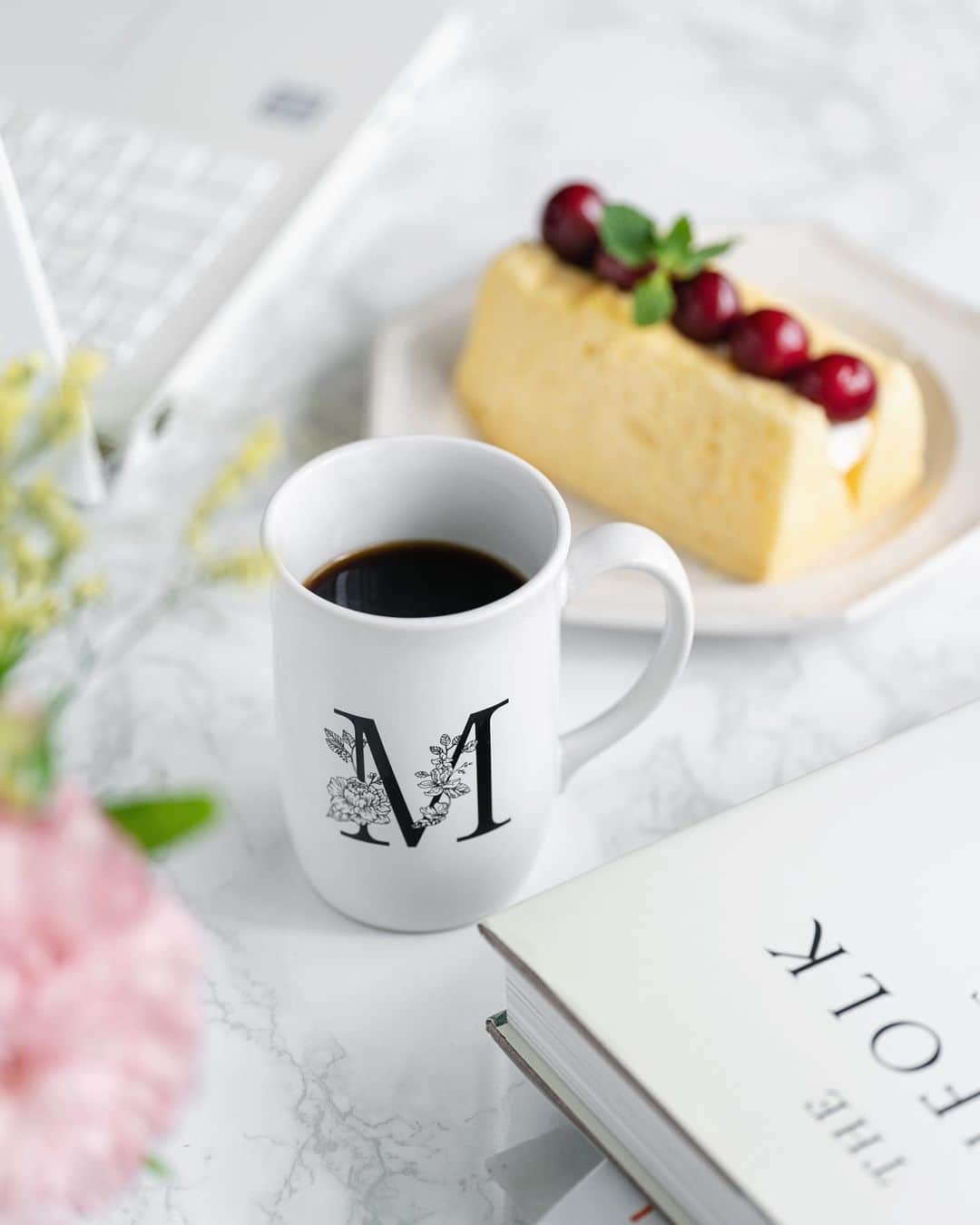miku_colorsさんのインスタグラム写真 - (miku_colorsInstagram)「* 2021.6.27 . 今日のおやつはシフォンケーキとコーヒー。 さくらんぼがあったのでシフォンにトッピング🍒 . いつもは紅茶を飲むことが多いけどコーヒーも 無性に飲みたくなることがあります コーヒーの香りは癒し♡ . . . . ☑︎イニシャルマグ(BOX付き) オシャレなBOXに入ってるので ギフトにも最適です♩ . @victoriadesign7  #VDスタイルアンバサダー2021」6月27日 15時20分 - miku_colors