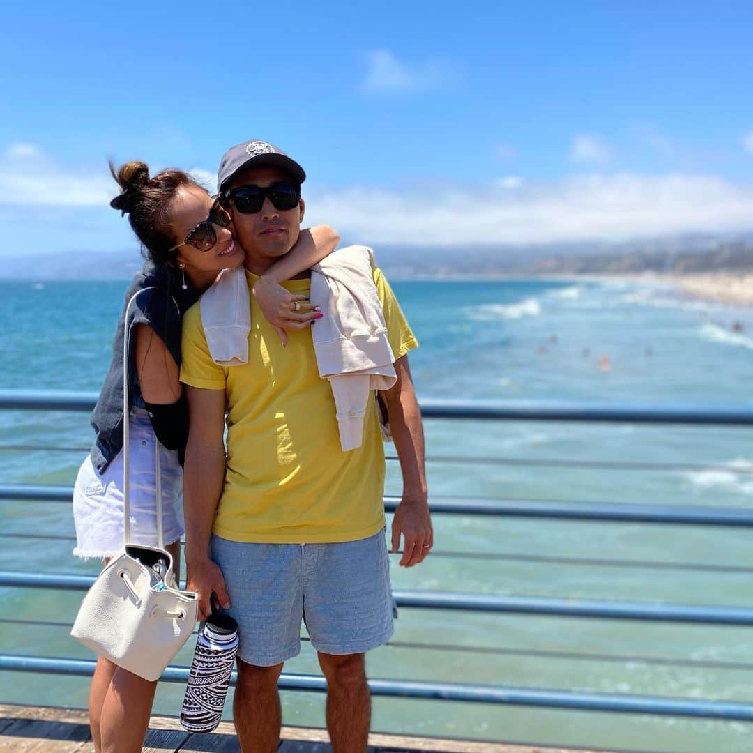 のインスタグラム：「海がある街ならどこにでも住みたい💜 カリフォルニアの街を色々観光して楽しすぎる！！🤪 刺激が沢山！店が可愛い！人がおしゃれ！みんな優しい！と思っていたけど海見た途端涙がでそうになった😭 海が心底好きだ。。。  ドラえもんに世界中どこでも住ませてあげるって言われたら、みんなはどこに住みたいですか？ 教えてね💜  私は住んでみたいとこたくさん！」