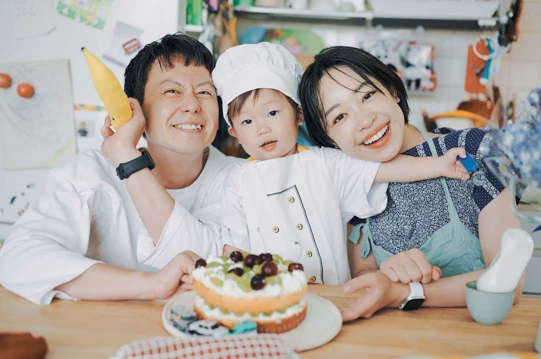 黒澤かなえのインスタグラム：「去年は親たちの意思でお寿司屋さんに 今年は息子の好きなパティシエになったよ👨🏻‍🍳  photographer  @naoyuki_hayashi   #寿司屋からパティシエに転身 #パパ悲しみ  #2y#bd#boy#birthdayphoto #family#2歳#誕生日#男の子#息子#バースデーフォト#紫陽花#5月生まれ」