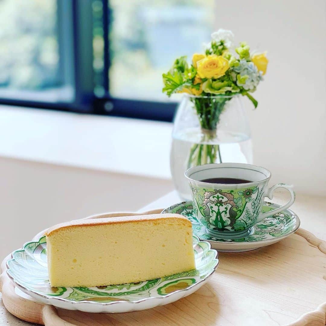 のインスタグラム：「一度でいいから 「食べてみたかったシリーズ」🎉🙌🏻🥳  「台湾カステラ」  頂きました‼️🥳🎉🙌🏻  😚想像よりずっと しっとりしていて…  想像よりずっと 甘くない👍🏻  カステラ…というより 「スフレ」と 「伊達巻」の間くらい 粉感は感じられないのです😌  上手く 説明出来ないから 試して頂きたい🥰  早く食べたくて、 手が震えて リセットファイバー こぼしてしまったのに 撮り直しもせずアップする暴挙🙏🏻お許しを🙄  #台湾カステラ  #kimitowhip  #ftcbeauty  #🌻子様 #ありがとうございます #日曜日のお楽しみ #君島十和子 #リセットファイバーで #甘い物の罪悪感リセット #もはや罪悪感があるのか？ #むやみに糖質を敵視するのは#逆にストレス」
