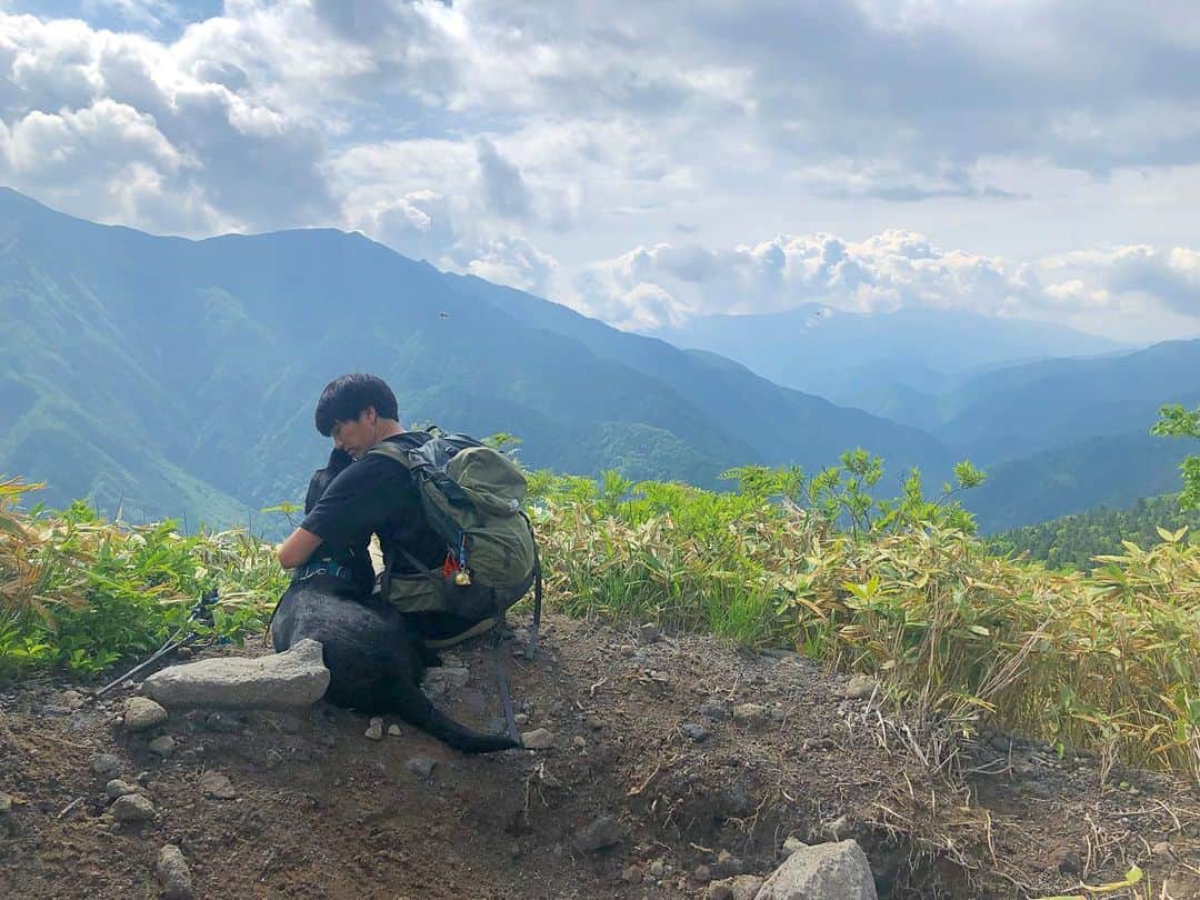 原口るりこのインスタグラム：「. . 〈原口家のオフ🌿〉 #犬旅 . 日本でも こんな美しい山に 犬と一緒に登れるとは 思いませんでした⛰✨ . #焼岳 普段noトレーニングの私には 高い岩ステップが長く続く 最初と最後がとっても辛かったです😂 #登り2時間半 頂上で写真を撮ったり、 途中お弁当も食べて往復5時間半でした🌿 . . 犬登山に厳しい日本、 調査して臨みましたが どうなるかなぁと思っていたので 出会った登山者の皆さんが 本当に優しく爽やかな方々で嬉しかったです☺️✨ . 原口家一の名犬カイくんは ひと言で 道のハジに寄ることも出来るし 他の登山者に興味を示すこともなく、 何も言わなくても ピタっと主人か私の後ろにくっついて 登ることが出来ます⛰✨ . 登山中、 皆さんから『お利口だね〜』 『かわいい』『かっこいい』と 褒めちぎられ、 まさに… この日のこの山の 〈主役〉のようだったのです🥺✨ . あれ… 前日、福井県のかわらけ投げで カイ君が書いた願い事… . 『主役になりたいby.カイ』 . . 1日で叶った カイくんの願い事🥰 . なんだか私たちが 幸せな気持ちになれる 登山となりました☺️⛰✨ . #ありがとう焼岳 #ありがとうございます出会った登山者の皆さま☺️」