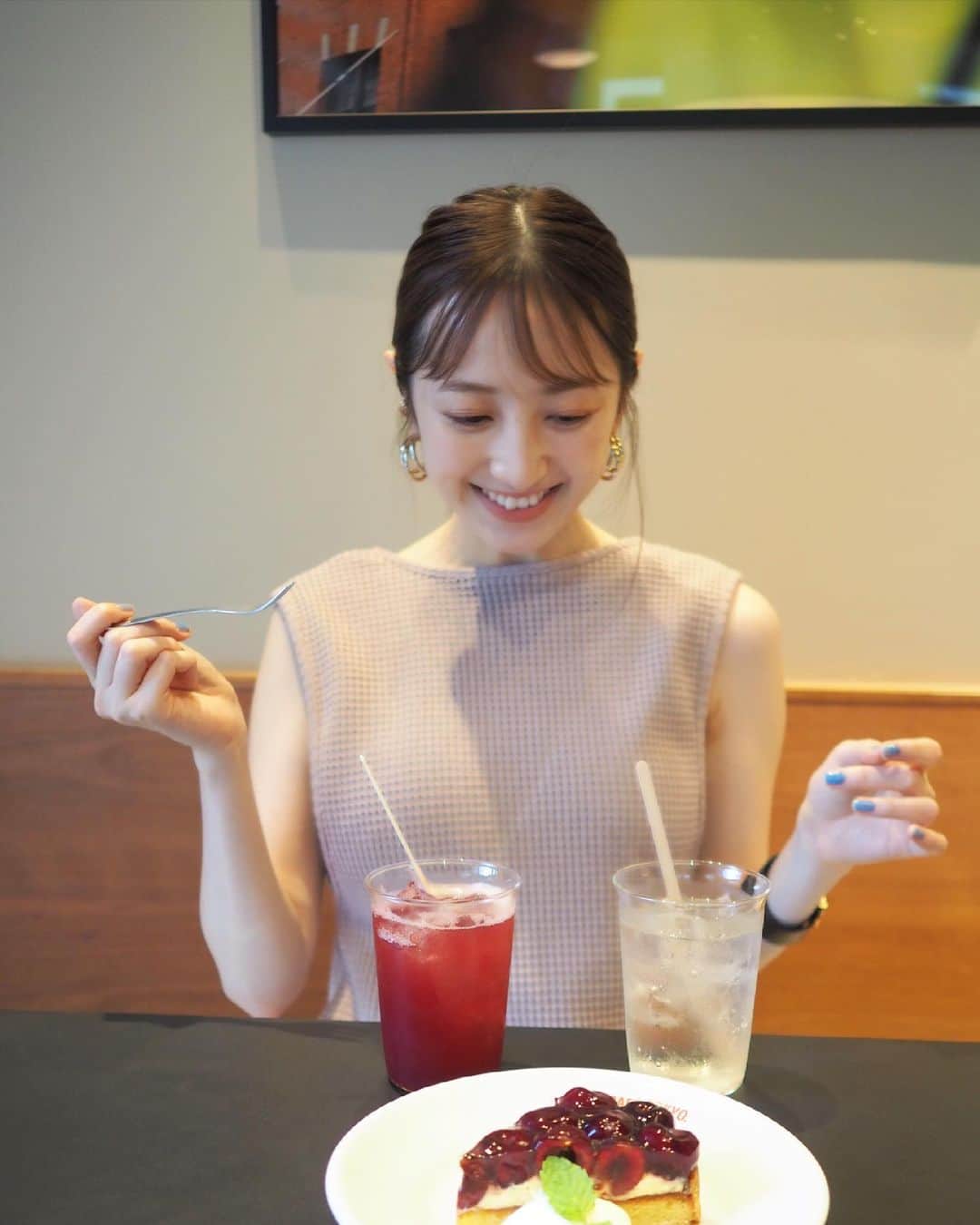 團遥香さんのインスタグラム写真 - (團遥香Instagram)「最近はポニーテールが多いよー かわいいカフェでお茶した🫖💛 いつも撮ってくれてありがと〜 @luca_tokyo_」6月27日 17時51分 - haruka_dan_official