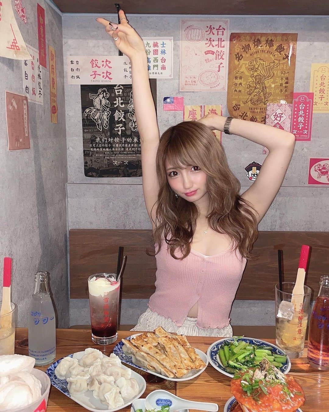 まゆぴちゅーさんのインスタグラム写真 - (まゆぴちゅーInstagram)「🥟6/26Openの餃子が美味しい台湾居酒屋🥟💓  📍『台北餃子 次次(チィチィ)』 ((( @taipeigyoza_yurakucho ))) 🚃 JR有楽町駅でてすぐ右！！徒歩20秒！  本店は新宿にあるみたいで、6/26に有楽町店が 2号店としてオープンしたみたいです👏💓！  そちらのプレオープンにご招待いただき、 いってきましたっ\( ˆoˆ )/🥟💖💖💖  5本で290円の棒餃子はカリカリ食感で やみつきになるし、他のﾒﾆｭｰもバリエーション多くて、 ユニークな『こぼれ〇〇』とかもありました🙈❤️‍🔥  ドリンクもおみくじとかあってとってもかわいい♡  店内も台湾にショートスリップしたかのようで 素敵でした(*˙꒳˙*)‧⁺✧︎*🇹🇼  しほとりのと一緒に行って、 そのあとは渋谷のシーシャへ🙈(←またかいw  この日のお洋服は、  トップス → @esutoreja  ボトムス → @bershka  ピアス → @flygirl_jewel   この日のコーデかわいー♡って好評でうれちい🙈🌴🌺 もうすっかり夏コーデ🌞 . . . #台北餃子 #次次 #チィチィ #台北 #餃子 #焼き餃子 #棒餃子 #水餃子 #グルメ女子 #グルメスタグラム #グルメ部 #グルメ好きな人と繋がりたい  #インスタグルメ #インスタグルメアワード2021  #有楽町グルメ #有楽町居酒屋 #日比谷グルメ #夏コーデ #bershkastyle #bershka #プチプラコーデ  #ギャルコーデ #デートコーデ #ビジョビ」6月27日 18時02分 - mayu_03pichu