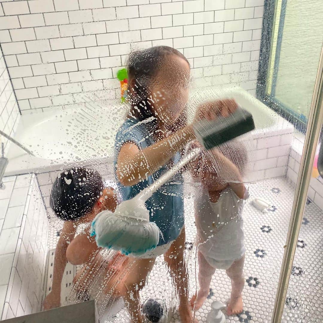 藤本美貴さんのインスタグラム写真 - (藤本美貴Instagram)「3人でお風呂掃除☺︎  とーっても細かいところまで掃除機してくれました！  合格💯」6月27日 17時58分 - mikittyfujimoto