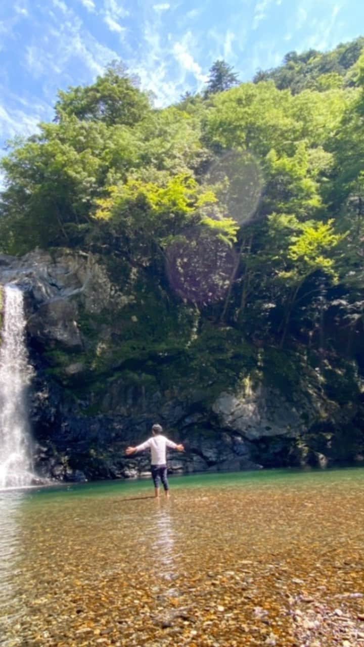 橋本昌彦のインスタグラム：「夏至祭　6月21日 スウェーデンでは七種類の花をつんで 手作りの花冠をかぶるそうです。 植物の生命が最も力のあるとき そのエネルギーに身を包むわけです。  太陽の恵 自然とともに生きてきた北欧の人々も 昔からずっと受け継がれてきた風習を大切に 語り継いでいるんですね。  僕らは夏至を迎える瞬間 十津川　熊野大社奥宮　玉置神社　玉石にて迎えました　 ここは初代天皇　神武天皇が東征の際に 八咫烏により導かれた聖なる場所  天照大神より 天下を一つの家のようにと その言葉を実現するために 様々な困難を乗り越えて 偉業を成し遂げられたのです  夏至を迎える瞬間に 太陽と地球 ご先祖様方のエネルギーを全身で感じ 意識をコントロールしながら こころと繋がり さらに深い世界へと繋がっていきます  この世界に戻ってきたとき 目の前に広がる美しい　生命の輝き 一生忘れることはないでしょう  玉置神社にて⛩ 世界の平和を願い　 強い意志エネルギー＝フォトンを 身体のすべてて 感じてきたのでした  未来のため 降ろした夢を実現していく  LIFE Education®︎ https://www.lifeeducation.co/  #lifeいのち  #lifestyle  #リトリート  #熊野古道  #滝  #熊野大社  #☺️  #玉置神社  #那智の滝  #夏至  #癒しの時間  #叡智  #エネルギーワーク #熊野」