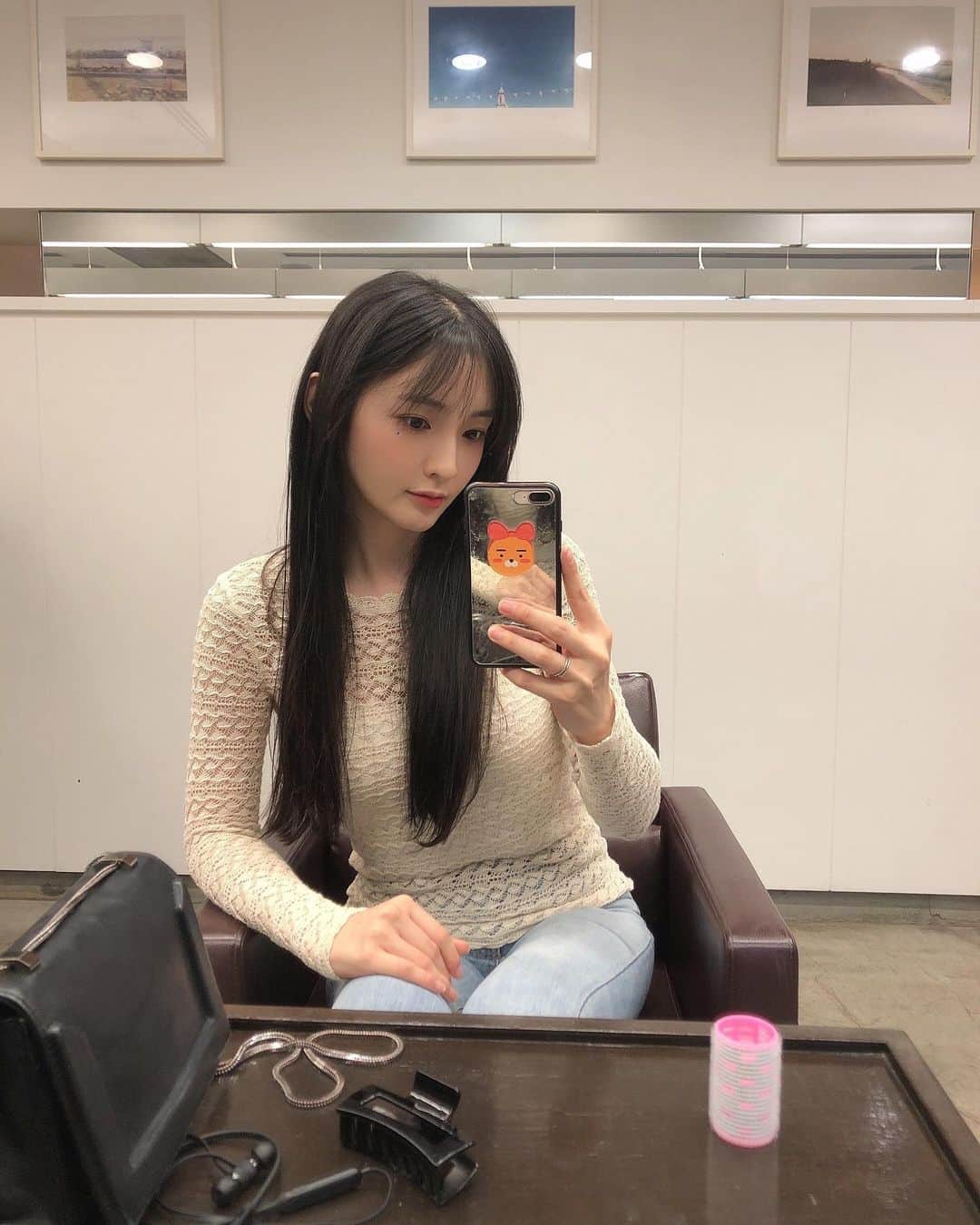 のインスタグラム：「💇🏻‍♀️💛 おへそまであった髪を10cmくらい切って すっきりシルエットもきれいにしてもらったの 😆😆 でもたぶんみんなは気がつかなさそう笑  #abbey #헤어컷」
