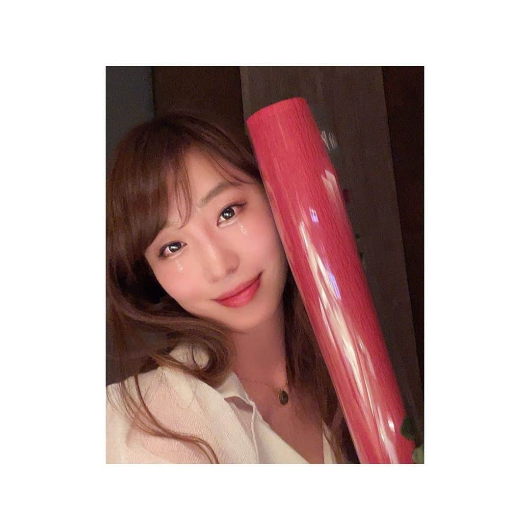 塩地美澄さんのインスタグラム写真 - (塩地美澄Instagram)「みなさんの お祝いメッセージの温かさが染みる〜🤣涙  ✅【イベントは今度の土曜日です】 7/3に撮影会を実施！ 詳細はプロフィール欄のURLをご覧下さい。  ✅【来月もコラボ配信予定だよ】 会員制コミュニティ「スナックみすみ」では生配信をお届けしています。Facebookは「写真なし、ニックネーム登録」でもご参加いただけます。ご入会、決済方法などのお問い合わせは「スナックみすみ」ホームページの専用フォームからどうぞ。  ✅【Blu-ray&DVD〜info〜】 🎈6/25発売『look forward（竹書房）』 3/19発売『Stay with me（竹書房）』 12/23発売『move on（竹書房）』 9/20発売『Salty Love（ラインコミュニケーションズ）』  ✅【写真集info】 4/5発売『ピラミッドLADIES　艶めきの金字塔（小学館）』 4/5発売『女子アナ夜曲（小学館）』 7/31発売『Relieved（光文社）』 #手にしているのは一輪ブーケ🥀 #親友からの贈り物❤︎  #撮影する向き間違えた🥲 #これが塩地美澄 #メッセージありがとうございます」6月27日 18時29分 - misumi.shiochi.official