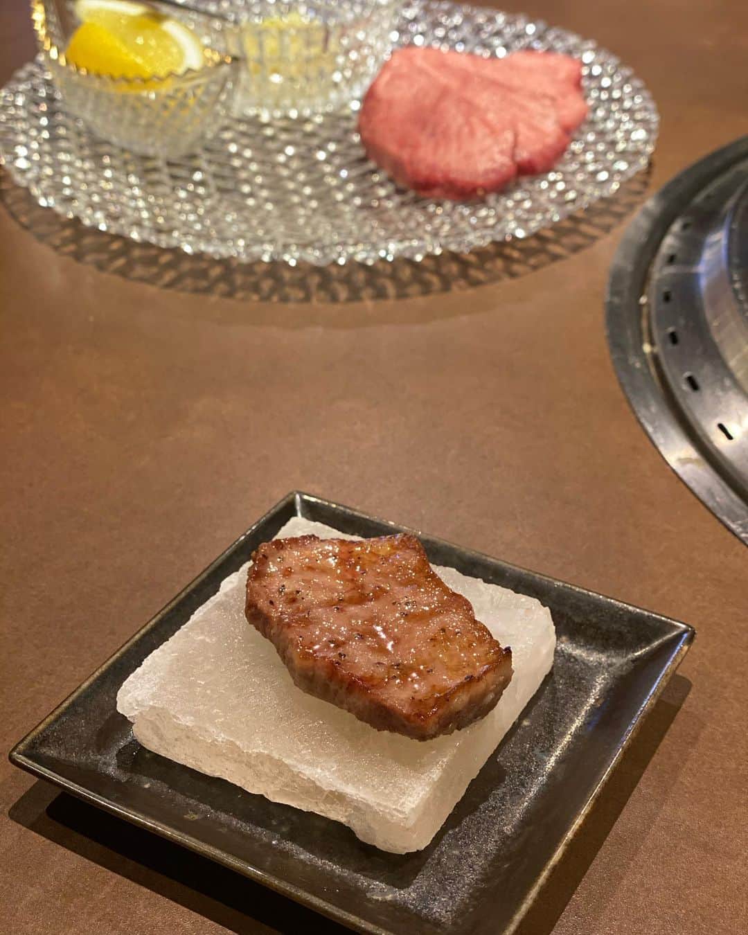 ImotoEtsuyo さんのインスタグラム写真 - (ImotoEtsuyo Instagram)「美味しい和牛を リーズナブル価格で頂ける 新宿の　【和牛焼肉　やくにく】　  @yakuniku_higashi  鹿児島産の黒毛和牛を中心に 厳選された良質な脂のA5の赤身肉を提供する 『和牛焼肉・やくにく』さんへ。  頂いたコースはお肉はもちろん、 前菜のお野菜も 海鮮ユッケも超新鮮！ 海鮮ユッケは 築地の理事長さんとのコラボだそう。 美味しかった。  お好みの塩加減で頂ける 岩塩プレートにのせて 頂くスタイルは楽しい♪  和牛タン，和牛ハラミなど お肉本来の旨味が感じられました。  メインはシャトーブリアン♡ 間違いない美味しさでした。  〆の炙り握りはフォアグラ、キャビア、ウニが トッピングされていてとっても贅沢。  ワインとのペアリングも最高。 焼肉屋さんで美味しいワインを頂けるのは 本当に嬉しいです 🍷  拘り抜いた最高品質の和牛は また直ぐにでも食べたいと思いました。 ご馳走さまでした。  　 　  @yakuniku_higashi #和牛焼肉やくにく #新宿グルメ#新宿焼肉　#新宿デイナー　 #和牛焼肉やくにく新宿東口 #最上階で食べれる焼肉　#岩塩で食べる焼肉　 #日本一の和牛をリーズナブルに #肉 #肉料理 #肉スタグラム #tokyogourmet  #gourmet #新宿グルメ #焼肉 #東京グルメ #shinjuku  #foodporn #food #foodie #foodstagram」6月27日 18時48分 - bisuhada