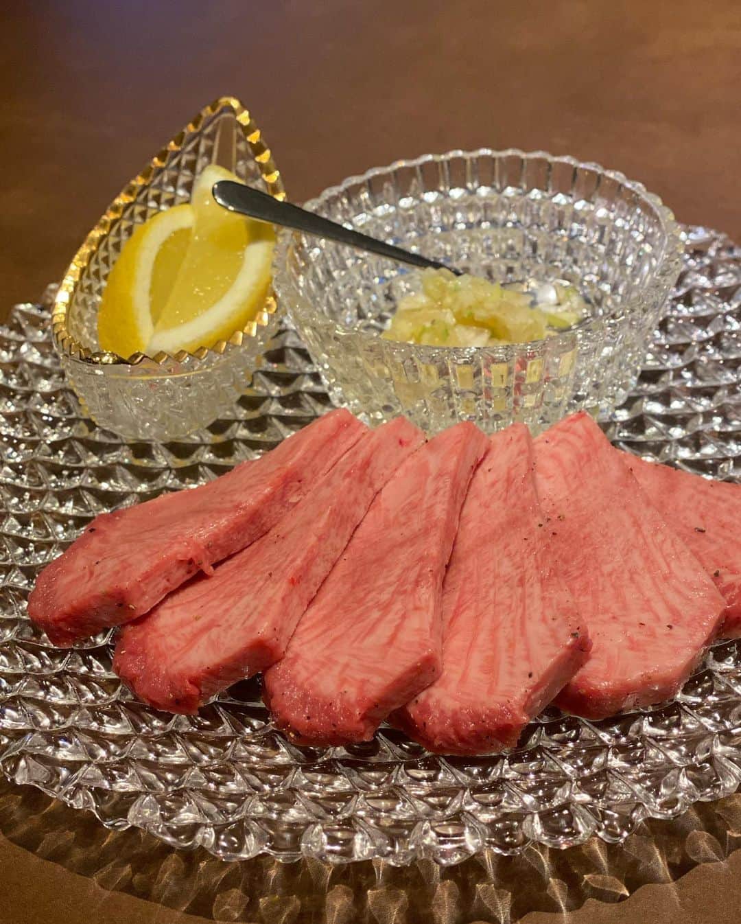 ImotoEtsuyo さんのインスタグラム写真 - (ImotoEtsuyo Instagram)「美味しい和牛を リーズナブル価格で頂ける 新宿の　【和牛焼肉　やくにく】　  @yakuniku_higashi  鹿児島産の黒毛和牛を中心に 厳選された良質な脂のA5の赤身肉を提供する 『和牛焼肉・やくにく』さんへ。  頂いたコースはお肉はもちろん、 前菜のお野菜も 海鮮ユッケも超新鮮！ 海鮮ユッケは 築地の理事長さんとのコラボだそう。 美味しかった。  お好みの塩加減で頂ける 岩塩プレートにのせて 頂くスタイルは楽しい♪  和牛タン，和牛ハラミなど お肉本来の旨味が感じられました。  メインはシャトーブリアン♡ 間違いない美味しさでした。  〆の炙り握りはフォアグラ、キャビア、ウニが トッピングされていてとっても贅沢。  ワインとのペアリングも最高。 焼肉屋さんで美味しいワインを頂けるのは 本当に嬉しいです 🍷  拘り抜いた最高品質の和牛は また直ぐにでも食べたいと思いました。 ご馳走さまでした。  　 　  @yakuniku_higashi #和牛焼肉やくにく #新宿グルメ#新宿焼肉　#新宿デイナー　 #和牛焼肉やくにく新宿東口 #最上階で食べれる焼肉　#岩塩で食べる焼肉　 #日本一の和牛をリーズナブルに #肉 #肉料理 #肉スタグラム #tokyogourmet  #gourmet #新宿グルメ #焼肉 #東京グルメ #shinjuku  #foodporn #food #foodie #foodstagram」6月27日 18時48分 - bisuhada